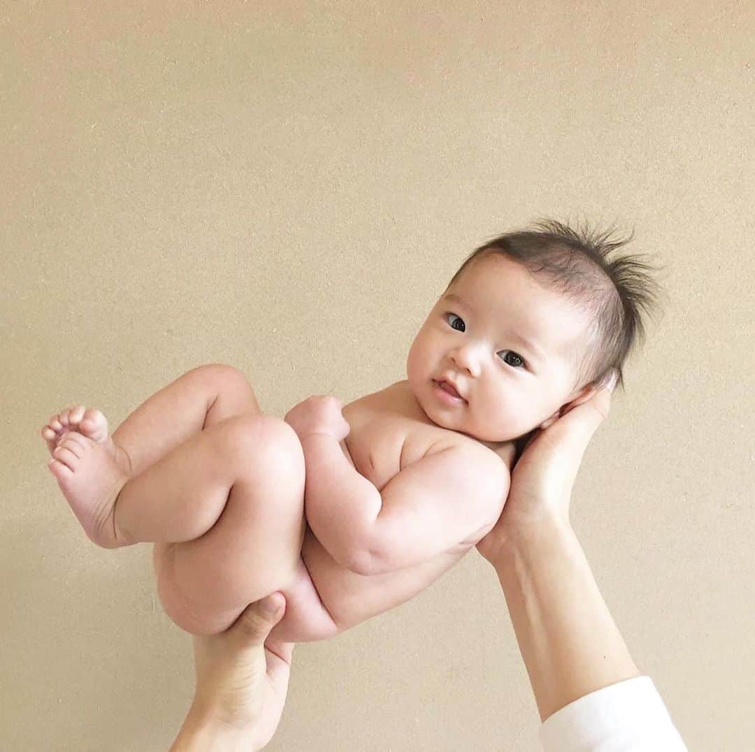 アロベビー公式さんのインスタグラム写真 - (アロベビー公式Instagram)「おうち時間をハッピーに！﻿ 赤ちゃんとママのスキンケア🤱🌿 ﻿ ﻿ ALOBABY（アロベビー）は敏感な赤ちゃんの肌のために生まれた国産オーガニックベビースキンケアブランドです。肌にやさしい99％以上天然由来成分・無添加。新生児からお使いいただけます。﻿ ﻿ 赤ちゃんは言葉の分からない中でも、ママに触れられることで愛情を感じ、元気に育つと言われています。“触れ合い”は、赤ちゃんとママにとって、素敵でかけがえのない時間🤰🤱✨ ﻿ ﻿ ALOBABYを通じて、﻿ 赤ちゃんと触れ合う喜びを感じてください。﻿ ﻿ ﻿ @____suu.__ 様より、素敵なお写真をアップさせていただきます。ありがとうございます。﻿ ﻿ ﻿ --------------------🕊🌿--------------------﻿ ﻿ 📢💁ALOBABYではフォトコンテスト📸を開催しております。﻿ ﻿ 公式アカウントをフォロー後、あなたにとって﻿ 「我が子の夏のお出かけ対策」を、3つのハッシュタグ﻿ #アロベビー﻿ #マイアロベビー﻿ #ベビースキンケア をつけて投稿してください。﻿ ﻿ 🙅‍♀️ご注意🙅‍♀️﻿ ※公式アカウントのフォローと指定の3つのハッシュタグがない場合は選出できませんので、ご注意ください‼︎﻿ ﻿ コンテストに参加してくださった方から毎月5名様をMVPに選出させていただきます。﻿ MVPの方には「お子様のお名前入りベビーソープ」をプレゼント！﻿ 皆様の投稿をお待ちしております‼︎😊﻿ ﻿ -----------------------------------------------﻿ ﻿ ﻿ ・﻿ ・﻿ ・﻿ #ALOBABY#アロベビー#マイアロベビー#アロベビーフォーマム#アロベビーママ#国産オーガニック#オーガニック#天然由来成分#99パーセント天然由来#アロベビー妊娠線クリーム#妊娠線#妊娠線ケア#マタニティクリーム#妊娠線クリーム#ボディマーククリーム#妊娠線予防クリーム#妊娠線予防#W保湿#妊婦#マタニティライフ#プレママ#プレママさんと繋がりたい#葉酸サプリ ﻿ ﻿」5月31日 12時29分 - alobaby_official