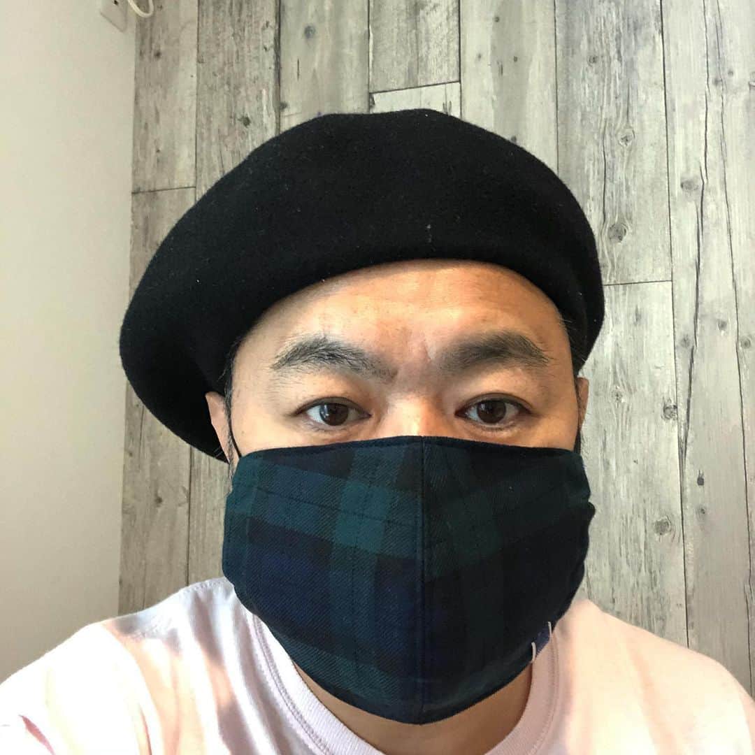 大地洋輔のインスタグラム：「😷😷 @flatlux のマスク届いた😷  このマスクの売り上げは 犬猫の殺処分削減のために活動されている公益財団法人どうぶつ基金さんに経費を差し引き全額寄付するそうです。  こうやって社会貢献とファッションが繋がるのって凄い素敵な事だと思います！  あと、このマスクの大きさはは髭剃りの傷隠しに最適です！🩹🩹」