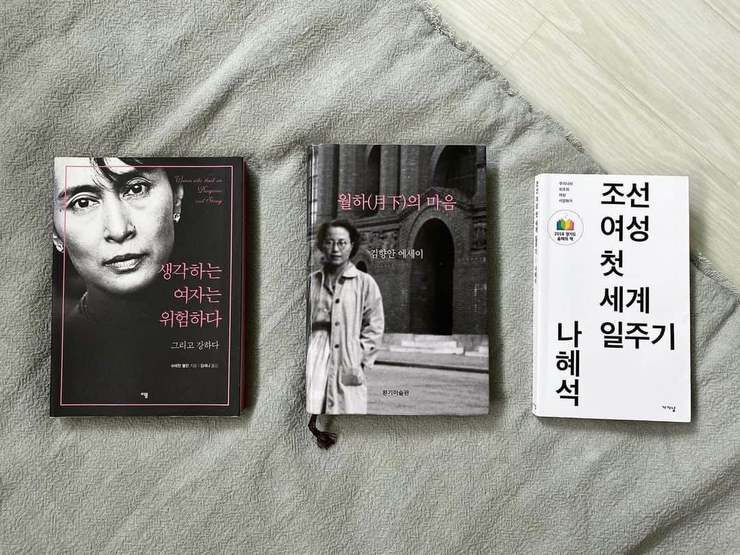 イ・エルのインスタグラム：「_ @dadidahaswings  귀요운 수주 언니에게 넘겨받은  #북커버챌린지 이어갑니다  매일 꾸준히 할 자신 없어서  세 권을 골라봤어요  늘어놓고 보니 요즘 어떤 생각을 하고 사는지가 보이는 것 같군요 ⠀  북커버챌린지는 좋아하는 책의 표지를 하루에 하나씩 7일간 올리는 것으로, 설명이나 독후감은 필요 없습니다. 7일간 책표지를 올리며 매일 한 분을 지목, 챌린지 동참을 권유하여 독서문화에 작은 일조를 할 수 있습니다. ⠀ ⠀ ⠀ 저의 최애 작가님 @bonghyun_know  저의 최고 책벌레 @difsul  받아주세요오💋 #bookstagram #bookcoverchallenge」