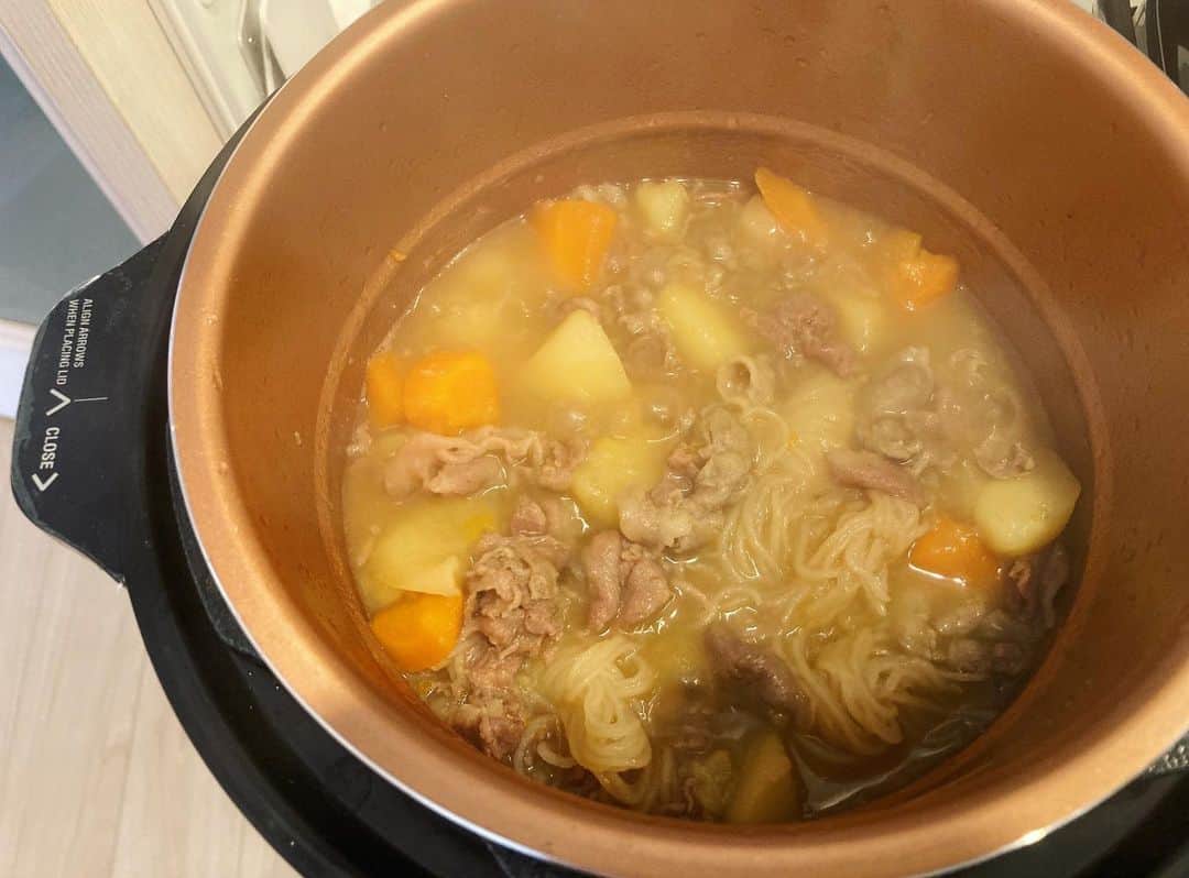杜このみのインスタグラム：「今日のお昼のメインは カレーの残りのお野菜を使って #肉じゃが　でした♪ 圧力鍋を使う事で、お野菜の水分だけで味がしっかり染みるので美味しく仕上がります🌟」
