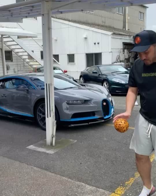 ダ・シルバ・ファビオ・岡のインスタグラム：「『110ansブガッティ』前でリフティング⚽️ .  Embaixada na frente do bugatti . Juggling in front of "Bugatti Chiron Sport 110 ans Bugatti" . #bugatti #bugattichiron #bugattichironsport #bugattichironsport110ans --------------------------- #best #car #supercar #supercars #carstagram #supercarlifestyle #carlifestyle #fastcars #amazingcars #luxurycar #caroftheday #hypercars #carspotter --------------------------- #france #respect #juggling #soccer #football」