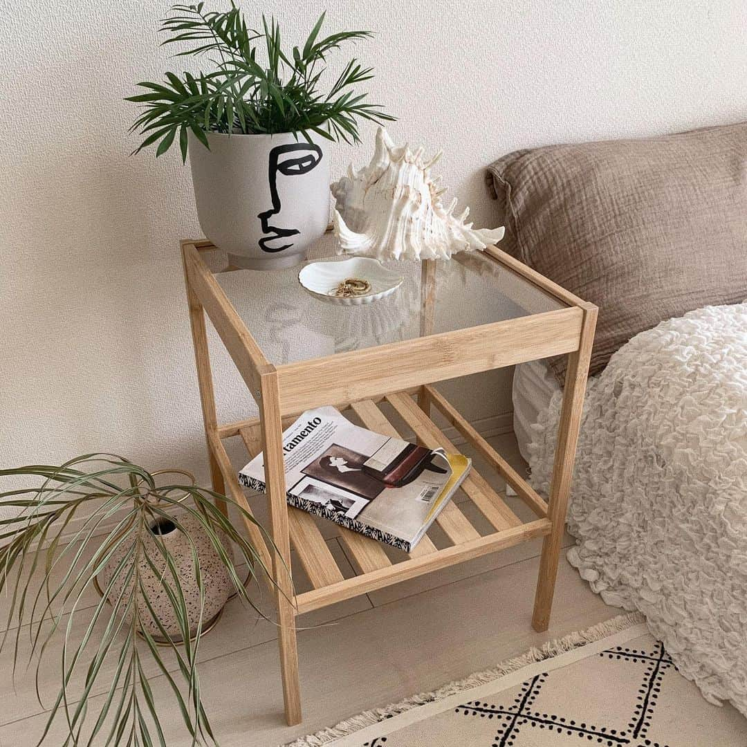 Alisaさんのインスタグラム写真 - (AlisaInstagram)「Bedside table🌴 ローベッドに合わせてベッドサイドの テーブルを新しくした✨ 近々ベッドフレームを高さのあるものに 買い換える予定だから少しの間だけ💭 #アリサルーム❤︎」5月31日 12時58分 - alisataira