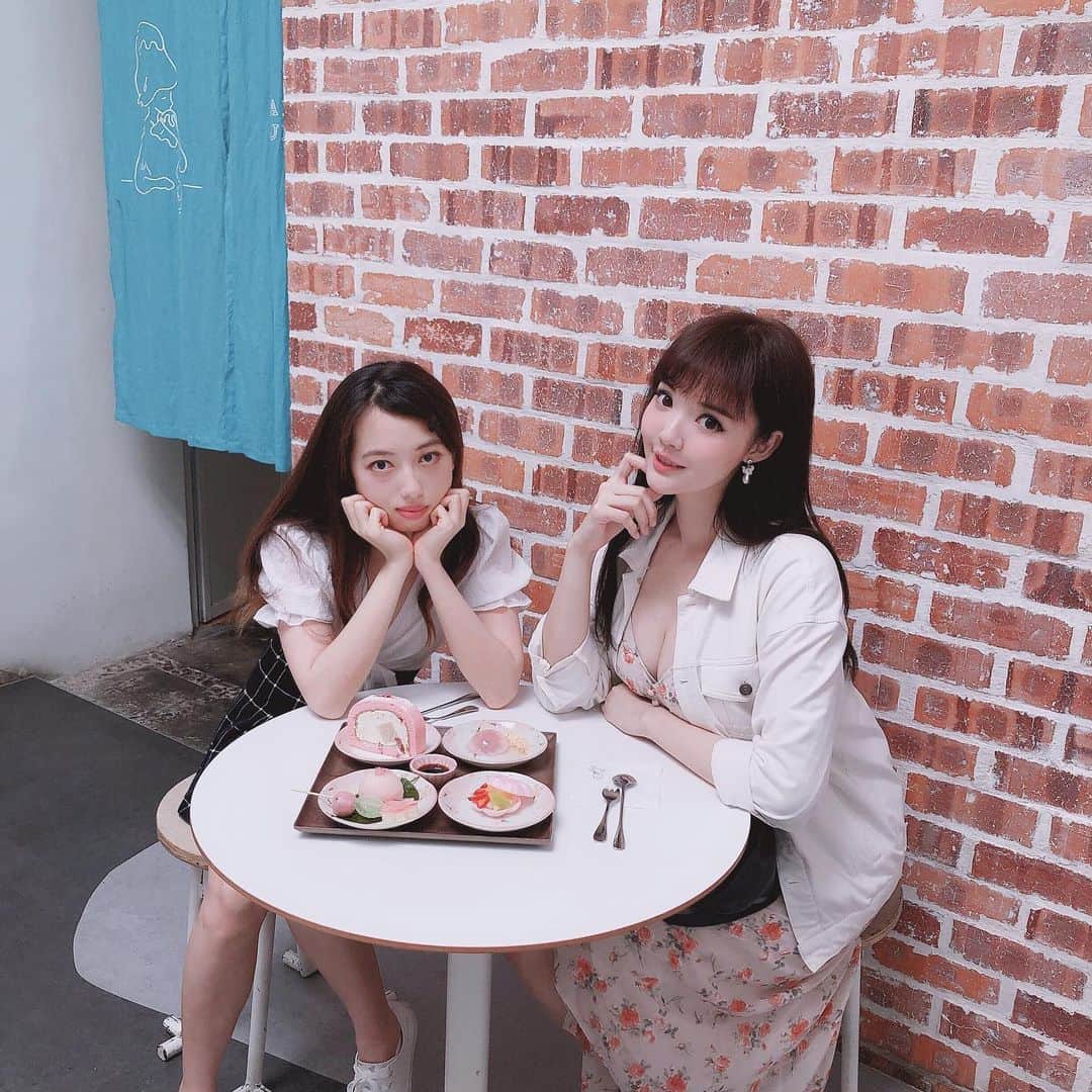 YingTzeさんのインスタグラム写真 - (YingTzeInstagram)「When @misshermes dresses up like a school girl , suddenly I look like a mum bringing my daughter for dessert 🤣👋🏻 _ Yesterday I went to @kakiyuki.ice with @soo87 and @misshermes , sadly we can’t sit together because of social distancing. But it’s good la ~ better be safe than sorry.  _ The Sakura Themed Desserts are good ~ bring your girlfriend here they sure like ! 🌸 _ 📸 by Soo . 🌚 #blessed #heartze」5月31日 13時00分 - yingtze