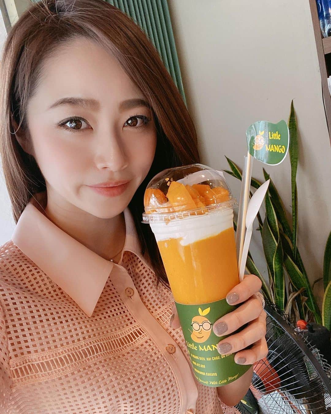 東森美和のインスタグラム：「【Fight Club営業再開のお知らせ】 今日で5月も最終日となりました😌 皆さん、お元気でいらっしゃいますか⁇  5月のGWでは、またダナンに行こうと旅行の予約をしてたんですが、コロナで行けなくなっちゃいました😂残念…次はいつ行けるんだろう…ということで1月のダナン旅行の際の写真を🤳💓 さてさて、 4/1からFight Clubは休業開始し、5/31で丸2ヶ月になります。今週はやっと東京都も緊急事態宣言が解除されました。  色々と悩みましたが、6/1から営業時間を変更して営業の再開をさせて頂くことにいたしました。 今後は状況により変更はあるかと思いますが、ひとまず6/1〜6/15までは平日のみの営業で、18:00〜22:00を予定しております。  様々なご意見はあるかと思いますが、スタッフの生活、そしてお店の存続の事を考え、感染防止に努めて営業させて頂きたいと思います。ご理解ご協力の程、何卒よろしくお願い申し上げます。  また自粛中ではありましたが、5/14でお陰様でFight Clubは2周年を迎えました。イベントなどは自粛させて頂きましたが、3周年に向けての初日を明日、迎えれることに感謝し、厳しい1年になるかとは思いますが、毎日元気いっぱい営業していきたいと思います😌💓 皆様とまた乾杯できる事を楽しみに、心よりご来店、お待ちしております。  Fight Club 東森　美和  FIGHT CLUB GINZA (ファイトクラブギンザ 会員制)member system 住所:東京都中央区銀座8-7-20イセキビル3F 電話番号:03-6263-8787  営業時間:新型コロナウイルスの影響で一部営業時間を変更しております。(6/1〜6/15決定) 平日月曜日〜金曜日18:00〜22:00 土日祝日お休み  #東森美和 #fightclub #営業再開のお知らせ #営業再開」