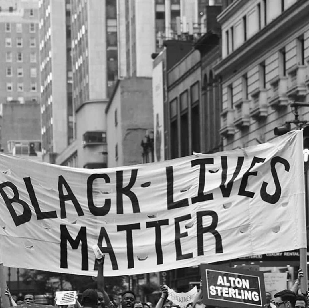 ケイリン・ルッソのインスタグラム：「Black lives matter Justice matters  Listen. And use your voice.  I will NEVER know the pain of any poc. Only the privilege I’ve been born with. Living in this generation we have a responsibility to raise awareness even if it’s uncomfortable. It’s uncomfortable and NECESSARY to face reality. Don’t turn away. the reality is that America’s foundation is and has been racist. What’s being seen and what’s being felt isn’t to be ignored. Justice needs to be served NOW. You should be upset. We have the power in our hands to influence the future and inform thoughtfully. As a white person today we have to take responsibility for the racial imbalance and stand up. Together we actually have the power to bring justice and in that bring peace. Until the bigger problem is solved we’re nothing  Please do the research.  Please donate to  @mnfreedomfund and support protesters who are fighting for actual equality and civil justice.  Please sign petitions that will bring justice and equality  And if you can’t physically protest please say something.  Don’t misuse your Influence 🖤」