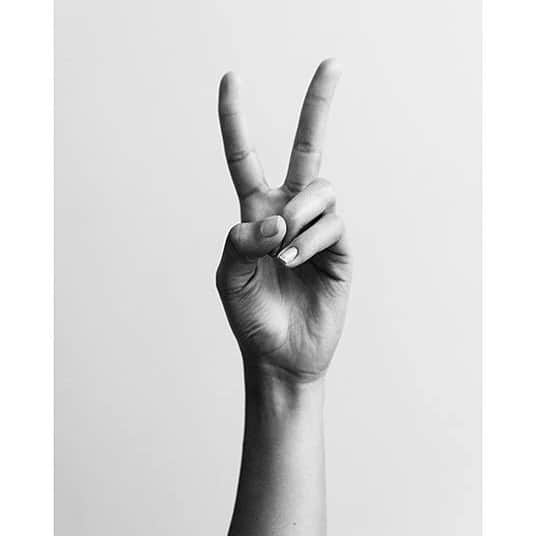 のインスタグラム：「You have the right to be angry. But violence is not the answer. Sending love to you all ❤️」