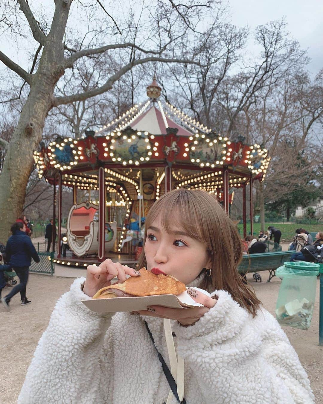 蓼沼楓さんのインスタグラム写真 - (蓼沼楓Instagram)「1月のパリ🇫🇷﻿ ﻿ 公園で大好きなチョコバナナクレープ見つけて飛びついたけど全身白って事に気付いて険しい表情っ:( 次行く海外は楽しいんだろうなって今から妄想してますっ🤍」5月31日 13時25分 - pyon_sta