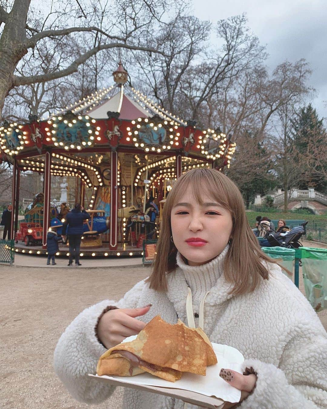 蓼沼楓さんのインスタグラム写真 - (蓼沼楓Instagram)「1月のパリ🇫🇷﻿ ﻿ 公園で大好きなチョコバナナクレープ見つけて飛びついたけど全身白って事に気付いて険しい表情っ:( 次行く海外は楽しいんだろうなって今から妄想してますっ🤍」5月31日 13時25分 - pyon_sta