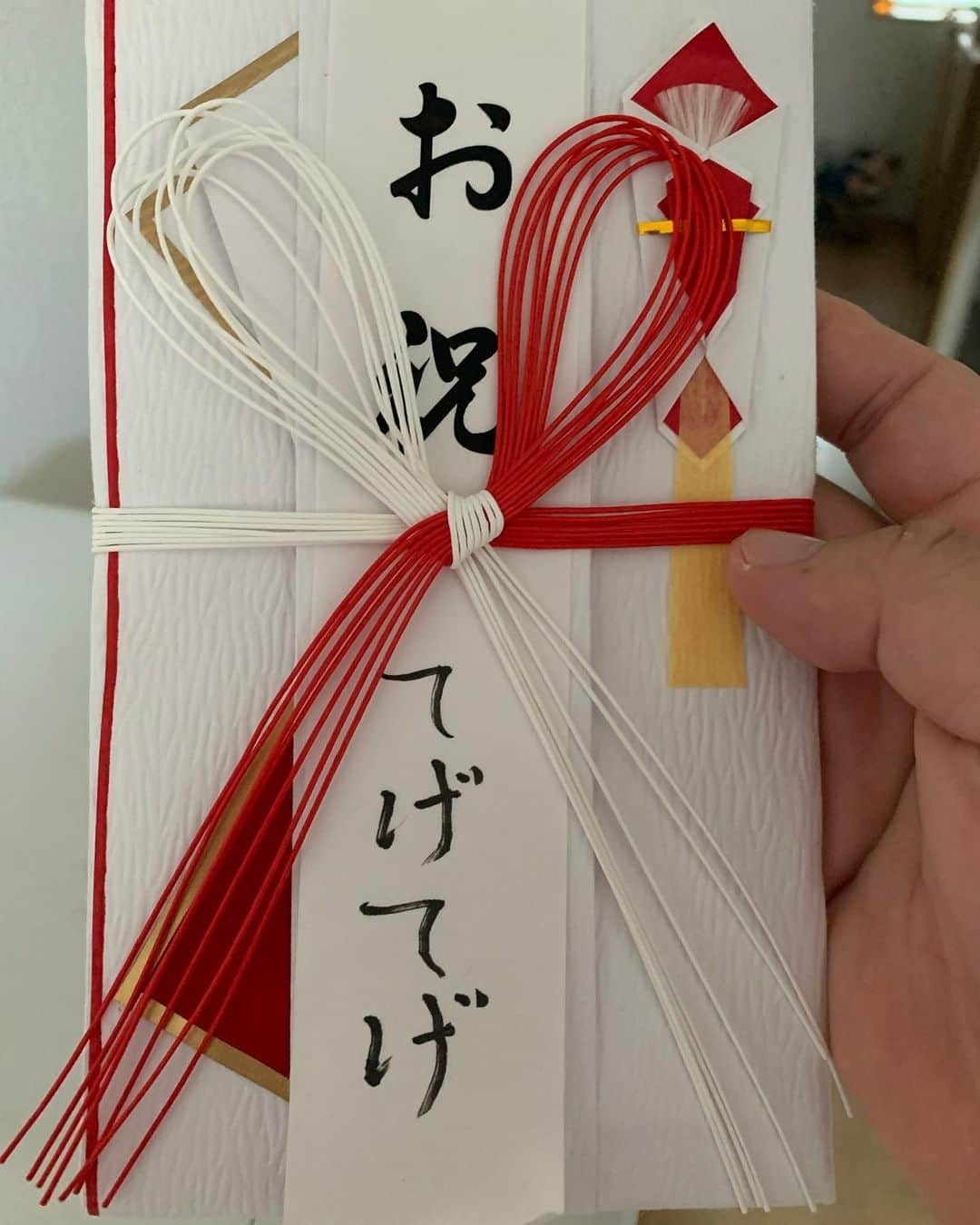 のインスタグラム：「昨日久しぶりにてげてげ行きました！ 相変わらず気失うぐらい美味かったです！ そして、大将から『真べぇも今色々大変やろ！』と言ってこっちこっち〜の周年のお祝いを頂きました！ 絶対にてげてげも大変な時期なのに😭 この恩は一生忘れません🙇‍♂️ 玄孫の代までてげてげ通わせます！ 皆さんてげてげ行ってね！ 美味い料理しかないです！  宮崎 てげてげ 大阪府大阪市西区北堀江2-3-3  06-6578-2900」