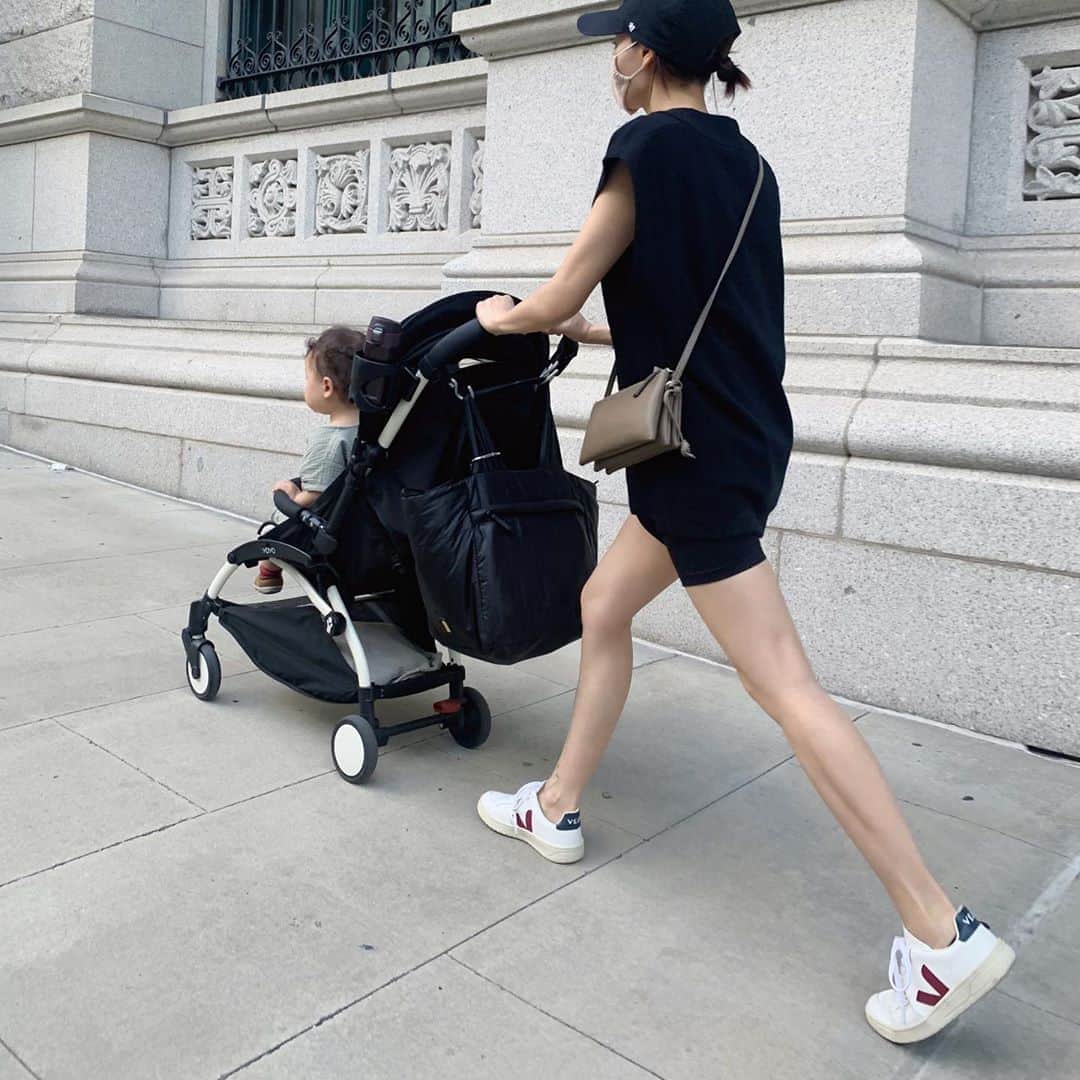大塚良子のインスタグラム：「NYはここ数日とても暑い日が続いてます。 昨日ストーリーにアップしたお散歩スタイルが意外にも好評だったので今日もこのバイカースタイルで朝散歩。 これはキャミタイプのボディースーツでH&Mのもの。 日中は快活に動きたいから身体にフィットするものを着てそのまま家でちょっとワークアウト出来たり、一枚羽織ればすぐ出れるスタイルで過ごしてます。 ほんとは羽織も着たくないんだけど日焼け防止で、足丸出しだけど一応気を付けてるつもり…。 #ふとした時の全身写真を見ると姿勢の悪さに驚く #どうしても首が前に出がち」