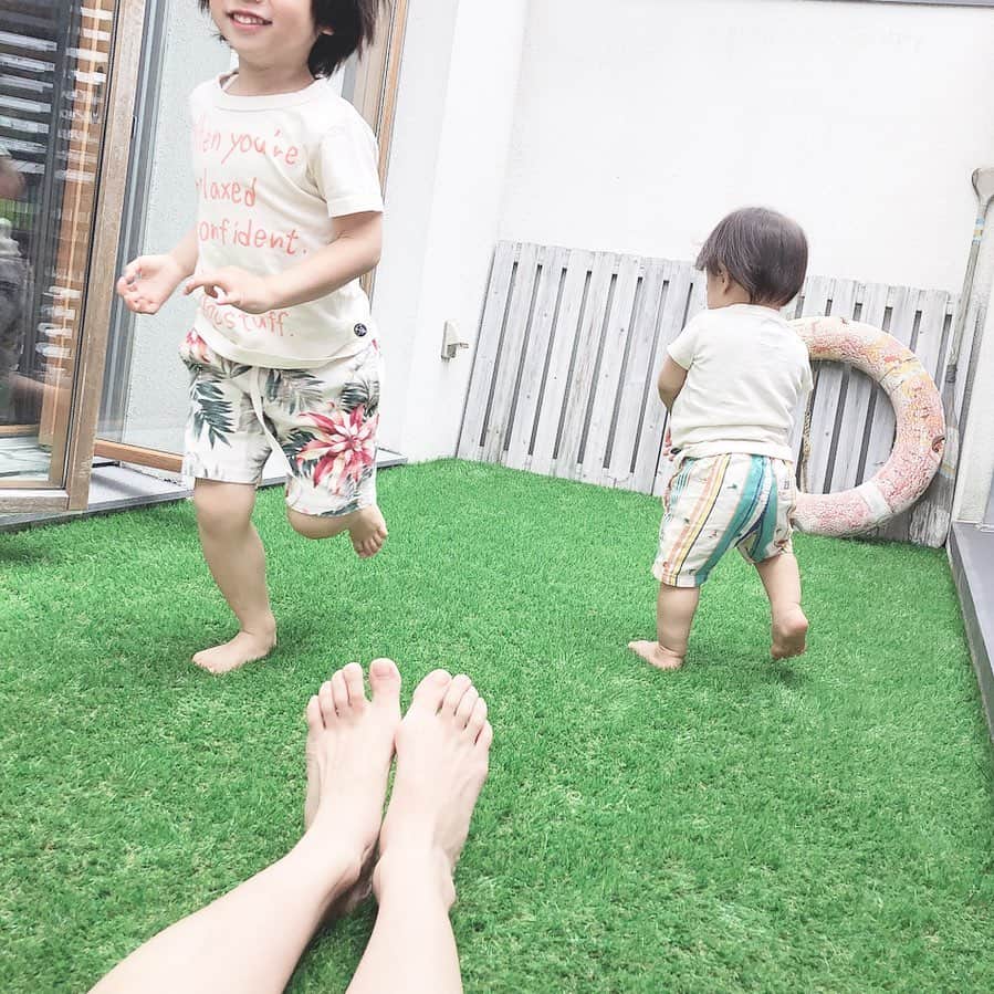 神戸蘭子さんのインスタグラム写真 - (神戸蘭子Instagram)「ウッドから、人工芝に👣 . より楽しいバルコニー生活へ。  #お家時間  #2人育児 #男の子ママ #バルコニー  #休日の過ごし方  #ママライフ」5月31日 13時27分 - ranran0414