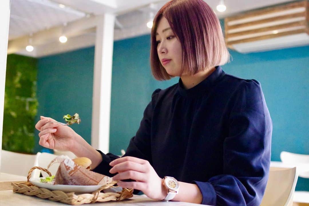 のインスタグラム：「みなさん、こんにちは。  今日で5月が終わり、 明日から6月がスタートします☆  少しずつ飲食店や ショッピング施設の 営業再開が見えてきましたね。  そして  今回コロナの影響で 緊急事態宣言、自粛要請により  お客様の健康を第一に考え、 MKCAFEも 4月、5月と2ヶ月間 お店での営業はされず  営業再開できた時に、 安心してお客様が足を運べるようにと 毎日準備をされてきた MKCAFEは  6/3から時間短縮で 店頭での営業が再開されるそうです♩  また鯖バーガーや鶏カツを みんなで"美味しいね！"と 食べられる日がくることが嬉しくて仕方ありません✨  MKCAFEにて開催させていただいている ・スポーツ交流会 ・アスリート交流イベント  も今後の状況を見ながら 参加者の皆様が安心して楽しめるよう企画を進め、  より良い交流の場をつくれたらと 思っております☆  またぜひMKCAFEで お会いできたら嬉しいです✨ : : : watch→ @loborjapan  クーポンコード→ kana0222 ご使用で10%off (クーポン使用期限 2021.2.22まで) : : : #イベント #アスリート #スポーツ #交流会 #地方創生 #スポーツイベント #体験会 #アスリート交流  #MKCAFE #鯖バーガー #鶏カツ #ごぼう茶 #30coffee #coffee  #cafe #dog #doglover #animals #animalphotography  #動画クリエイター #動画制作  #sports #athlete #広告 #デザイン  #カジュアルコーデ #ボブヘアー  #watch #fashion #ootd」