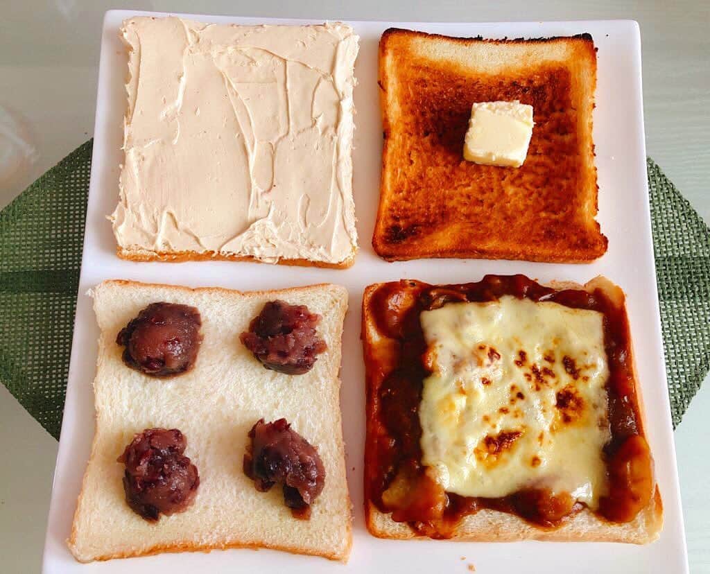 佐野千晃のインスタグラム：「今日の朝ごはん🍞﻿ ﻿ ピーナツバタークリーム﻿ ﻿ バタートースト﻿ ﻿ 小倉バター﻿ ﻿ カレーチーズ﻿ ﻿ 美味しいいいぃぃいいぃいぃぃいいぃ🤤﻿ ﻿ #トースト #食パン #朝ゴパン #良き朝 #ピーナツバター #カレー #小倉バター #バター #勝者 #カレーかな #美味しい　#ちゃー飯 #チャークッキング #yummy #Delicious #good #love #handmade #made #in #moana #instagram #instagohan #instafood」