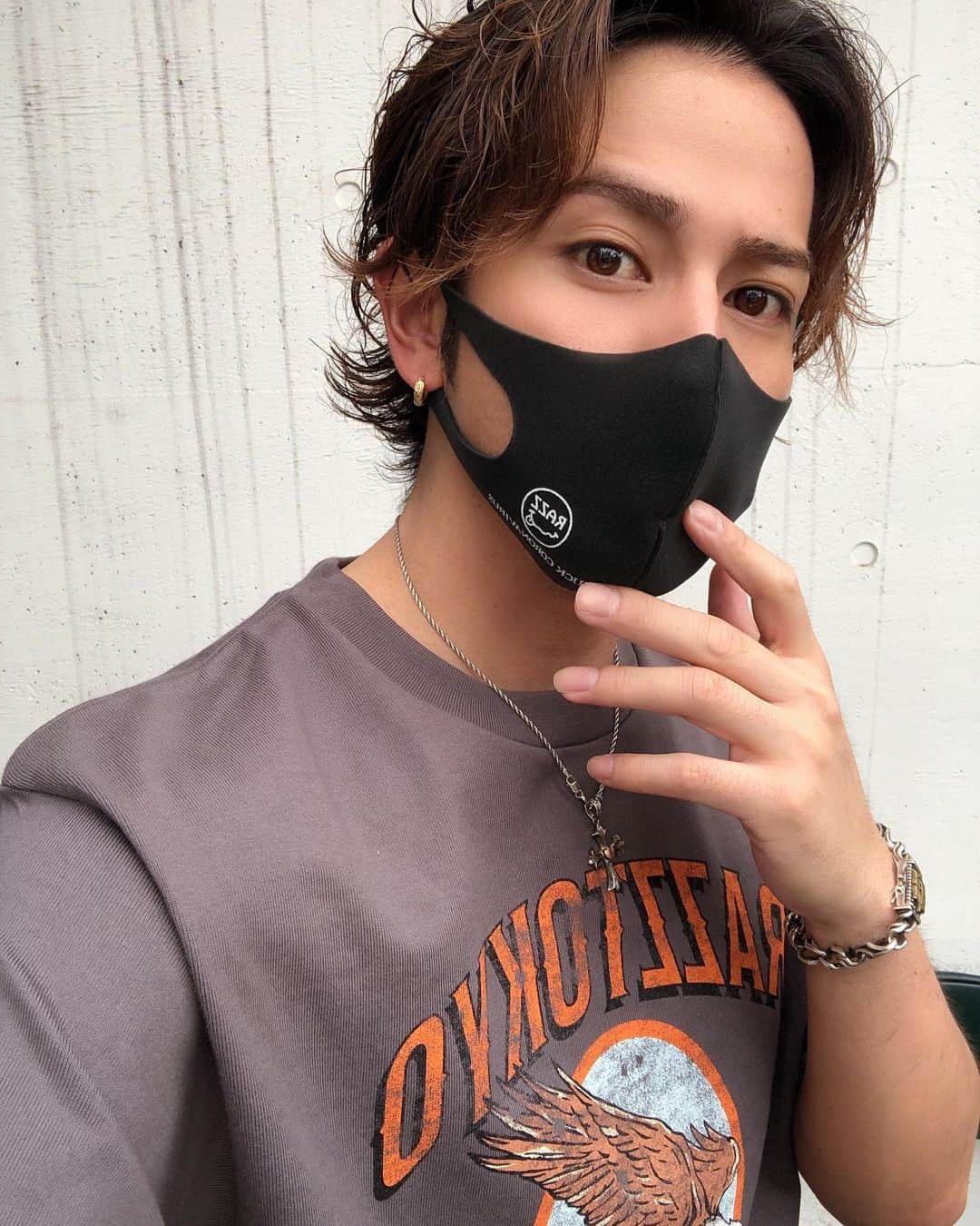 石鍋正寿のインスタグラム：「@razztokyo 新作Tシャツ、マスクめちゃくちゃいい感じ😎👍 ・ #razztokyo」