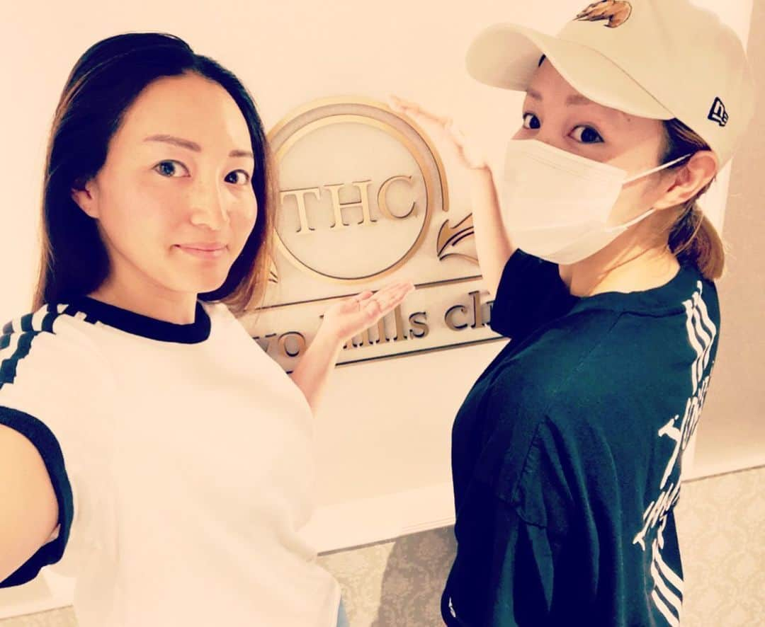 木村真野・紗野さんのインスタグラム写真 - (木村真野・紗野Instagram)「@tokyo_hills_clinic 💆‍♀️✨. 久しぶりに行ってきました👩🏻👩🏻‍🦰. .🧑🏻‍🏫今回顔には#ベビーピール　#レーザートーニング　#美肌トリートメント　. 東京ヒルズクリニックの脱毛は今まで通った脱毛の中で断トツ良いデス♥️!!. 痛みも最小限で何より施術スピードが速い✨👩🏻‍🔬. ワキもVIOも効果を実感してます☺️👍. こんなに効果を感じた事ないから自信を持ってお勧め出来る👩🏻👩🏻‍🦰👍. . #東京ヒルズクリニック　#お肌ケア　#脱毛　#VIO脱毛　#ピーリング　#シミ取り #skin #skincare #水着の季節　#一年中だけど #adidas #Y3 #adidasY3 #newera #アディダス　#ニューエラ　#twins #双子　#双子姉妹　#adidastwins #緊急事態宣言解除  @adidastokyo  @adidasy3  @newerajapan」5月31日 13時49分 - mayasaya_kimura