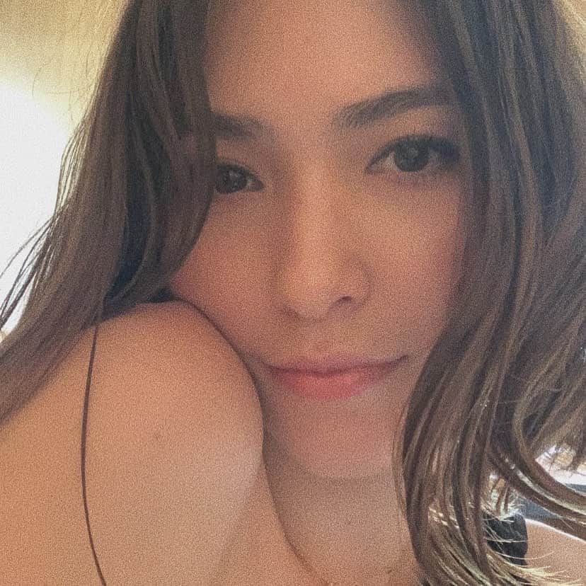 のインスタグラム：「Going back to my journey🌎Where next?✨ . いつでもワクワクすること。 自分を止めるものがあるなら その鎖を全て切ること。  自分の足が行きたい所に 勝手に歩いていかせてあげれる環境づくり。 人に合わせない。周りを見ない(周りに惑わされない)  自分がなにをしたいのか、 自分になにが出来るのかを考えて 日々ハッピーに過ごすこと。  自分の持ってるパワー 最大限に出してこ♪  周りの反応に左右されずに 自分は自分やる事やって日々の積み重ね⛄️ .  準備ができた時に結果は 自然とやってくる。  今は他の人にスポットが当たってても明日は貴方かも✨  自分を信じて。 みんな自分のこと信じてる？  #dream #neverstopexploring #life #love #meditation #yoga #freedom」