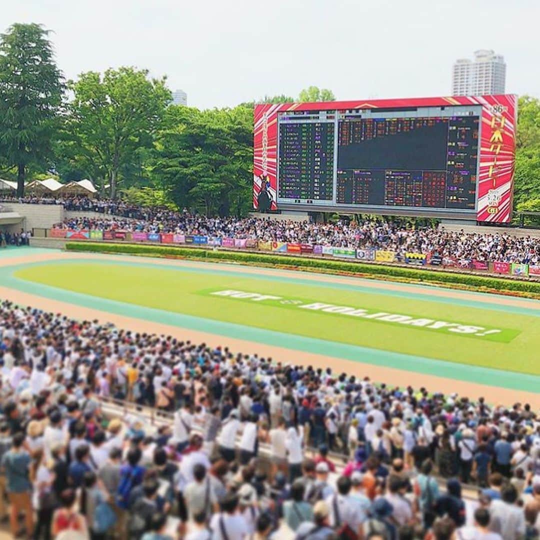 岡部玲子さんのインスタグラム写真 - (岡部玲子Instagram)「写真は昨年の日本ダービー🏇🌹 競走馬にとっては一生に一度しか走ることのできないレース🏇🏇🏇 本来ならば、こんなに、こんなに、沢山のお客様で賑わうのです✨ 今年は無観客での日本ダービーではありますが、3歳世代7262頭の頂点に立つのは🏇⁉️ いよいよ…いよいよですね🥺✨ 皆様も素敵なダービーを🏇🌹✨ #岡部玲子 #タレント　#レポーター　#アナウンサー　#競馬　#競馬キャスター　#女子アナ　#フリーアナウンサー　#日本ダービー　#無観客競馬　#無観客ダービー #一生に一度 #ダービー　#ワクワク　#ドキドキ　#特別な1日　#世代の頂点 #東京競馬場　#talent #reporter #horseracing #announcer #japan #derby #nipponderby #stayhome #stayderby #smile #happy」5月31日 13時51分 - reiko_okabe