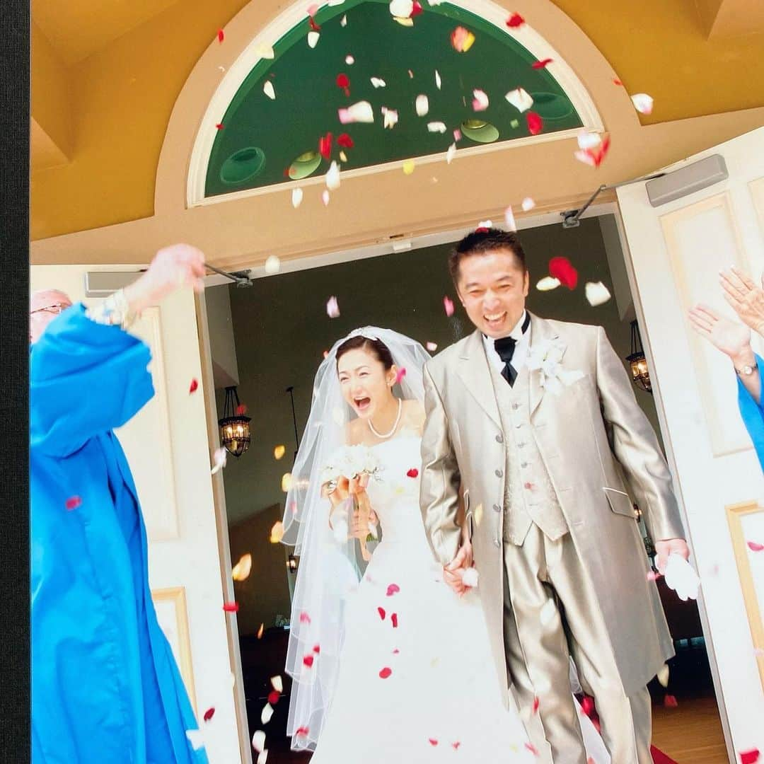 生稲晃子さんのインスタグラム写真 - (生稲晃子Instagram)「今日は、１７回目の結婚記念日です💒 懐かしく写真を見ていました。 ここはハワイにある、セント・カタリナ・シーサイドチャペルです🌴  １７年…長かったような、あっという間だったような…😊 若い頃に比べて、ケンカも会話も減りましたが🤣 お互い穏やかに健やかに、これからも共に過ごしていきたいと思います🥰  #結婚記念日 #セント・カタリナ・シーサイドチャペル #St. Catalina Seaside Chapel #ハワイ #生稲晃子」5月31日 13時56分 - akiko__ikuina