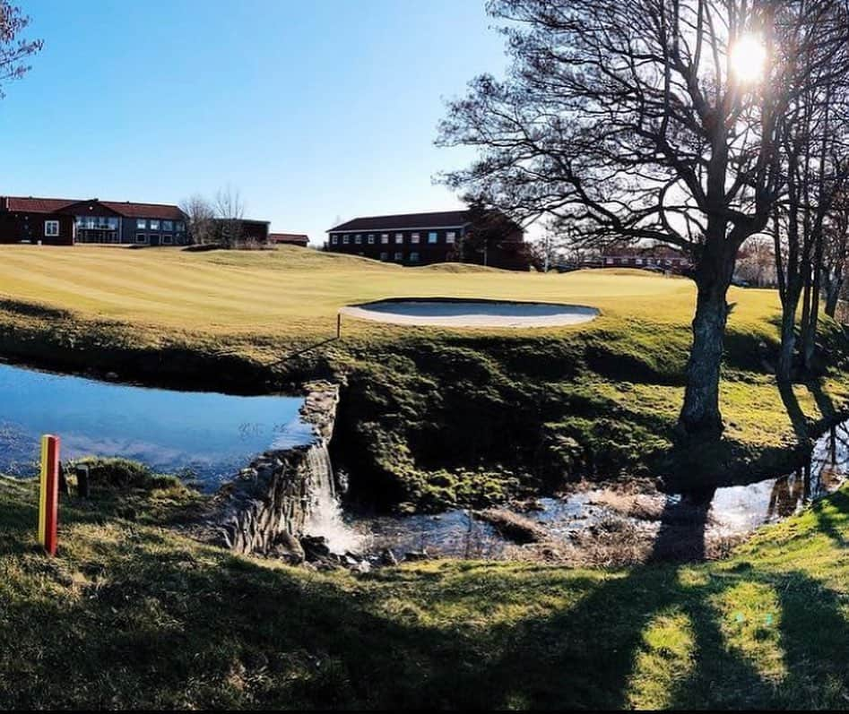 アンナ・ノルドクビストさんのインスタグラム写真 - (アンナ・ノルドクビストInstagram)「If I could go any place in the world to play golf tmrw... i would go see my friends Ulf and Kjerstin at @ombergsgolfresort back home in Sweden. Its my hidden gem and a true happy place for me. 💙 I havent had time to go back in years but cannot wait to go again one day! I was looking thru pictures tonight and it made me smile thinking of all the times I spent there with @golfmariab , @katarinavangdal and the girls during the best camps with @swedishgolfteam . Never a dull moment.... and probably never laughed so much! A lot of pranks being done there with the great Anna Dahlberg Söderström 🤣😂 - we got Maria good a couple of times and i managed to never get the blame for it! 😉🤪 There was too much fun to do so sleeping was overrated at camps 🤪 We’d spend hours and hours practicing and doing all different challenges and stuff Maria had us do. Most fun practice days of my life!! 🙌🙌 Still remember taking one for my team eating a whole egg at a breakfast (i was allergic growing up so cant stand the taste of a boiled egg) just to make a few extra bonus points in the team competition with Anna DS. Havent had a cooked egg since. Remember @camillalennarth always “being sick” in time for the 3km running test (🤣😂 like any of our coaches would actually believe that one haha), all the great presentations and all the great memories I have from this place. Food to die for and amazing practice facilities where dark would be the only thing that stops you. The nature is so beautiful with the course sitting right next to Vättern, the second largest lake in Sweden.  There is a lot of talk about mindfulness these days and if I were to pick my ultimate place for peace of mind, this is it! Ive been fortunate to play and practice at some amazing facilities all over the world but this place is just a little more special.  I cant wait to show my fiancé this place one day, as much travel as we do there just hasnt been enough time to explore Sweden during summer time yet. Hopefully soon. 🙌  Has anyone ever been to Omberg (Ödeshög, Sweden) and what is your hidden gem/place you would die to play tmrw? 💙💙 (All pictures 📸: @ombergsgolfresort )」5月31日 14時12分 - a_nordqvist