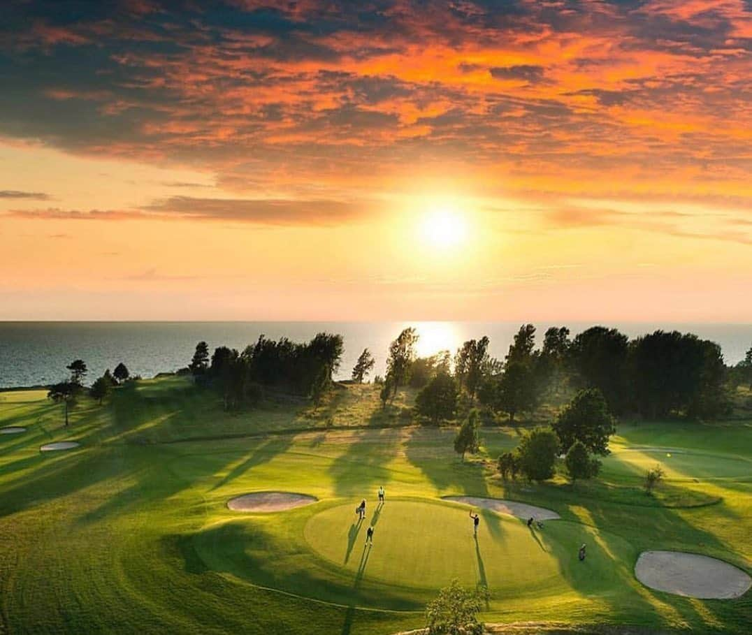 アンナ・ノルドクビストさんのインスタグラム写真 - (アンナ・ノルドクビストInstagram)「If I could go any place in the world to play golf tmrw... i would go see my friends Ulf and Kjerstin at @ombergsgolfresort back home in Sweden. Its my hidden gem and a true happy place for me. 💙 I havent had time to go back in years but cannot wait to go again one day! I was looking thru pictures tonight and it made me smile thinking of all the times I spent there with @golfmariab , @katarinavangdal and the girls during the best camps with @swedishgolfteam . Never a dull moment.... and probably never laughed so much! A lot of pranks being done there with the great Anna Dahlberg Söderström 🤣😂 - we got Maria good a couple of times and i managed to never get the blame for it! 😉🤪 There was too much fun to do so sleeping was overrated at camps 🤪 We’d spend hours and hours practicing and doing all different challenges and stuff Maria had us do. Most fun practice days of my life!! 🙌🙌 Still remember taking one for my team eating a whole egg at a breakfast (i was allergic growing up so cant stand the taste of a boiled egg) just to make a few extra bonus points in the team competition with Anna DS. Havent had a cooked egg since. Remember @camillalennarth always “being sick” in time for the 3km running test (🤣😂 like any of our coaches would actually believe that one haha), all the great presentations and all the great memories I have from this place. Food to die for and amazing practice facilities where dark would be the only thing that stops you. The nature is so beautiful with the course sitting right next to Vättern, the second largest lake in Sweden.  There is a lot of talk about mindfulness these days and if I were to pick my ultimate place for peace of mind, this is it! Ive been fortunate to play and practice at some amazing facilities all over the world but this place is just a little more special.  I cant wait to show my fiancé this place one day, as much travel as we do there just hasnt been enough time to explore Sweden during summer time yet. Hopefully soon. 🙌  Has anyone ever been to Omberg (Ödeshög, Sweden) and what is your hidden gem/place you would die to play tmrw? 💙💙 (All pictures 📸: @ombergsgolfresort )」5月31日 14時12分 - a_nordqvist