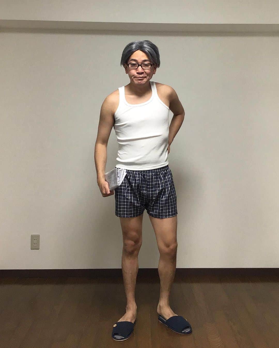 のインスタグラム：「【今日の一変化】 休日はずっと家にいるお父さん。 #地味ハロウィン  #スリッパ履く前に服着ろ  #誰も見たないねん  #汚いお尻をボリボリかくな  #汚い変な粉が落ちるやろ  #勝手に部屋入ってくるな  #トントンせえや  #リビングでタバコ吸うな  #いつまで吸うねん  #テレビ独占してずっとゴルフ見るな  #早く打ちっぱなし行ってこい  #犬の散歩は全然行ってくれへんな  #イオン行ったと思ったら毎回余計なもん買ってくる  #誰がこのアブトロニック使うねん  #返品してこい  #全てが裏目に出る男  #四面楚歌  #今日の一変化」