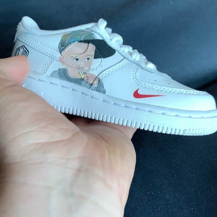 サム・ハミントンのインスタグラム：「Another gift that Ben got, custom Nike Air Force. @ojmcustom Thank you so much. As a sneaker head this is an amazing gift.  벤틀리가 다른 선물을 받았어요. 스니커즈 좋나하는 사람으로서 이 선물 진짜 좋아해요. 세상에 하나 밖에 없는 에어포스원 커스텀. @ojmcustom 감사합니다」
