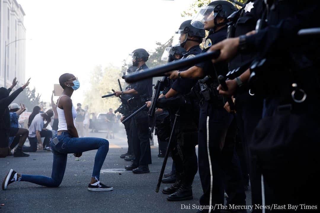 のインスタグラム：「If you can’t respect the pain in this photo don’t comment. I ain’t got time for it!!! . #BlackLivesMatter. #NotYourBullseye #Black&Proud 🔥🔥🔥🔥 📸 @DaiSugano」