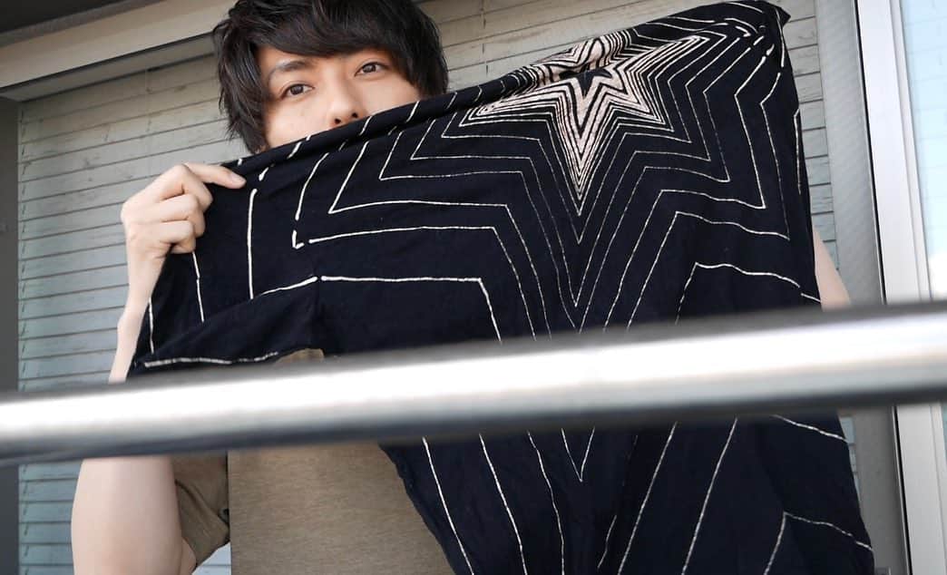 のインスタグラム：「家事ってめんどくさい！！ だけど綺麗にするって行為自体は嫌いじゃないのが鍵本でございます^ ^  僕のYouTubeチャンネルにて、洗濯ルーティーンとTシャツのたたみ方の動画をアップロードしたので、ぜひ観てくださいませ^ ^ #趣味Tube #趣味Tuber #洗濯 #Tシャツ」