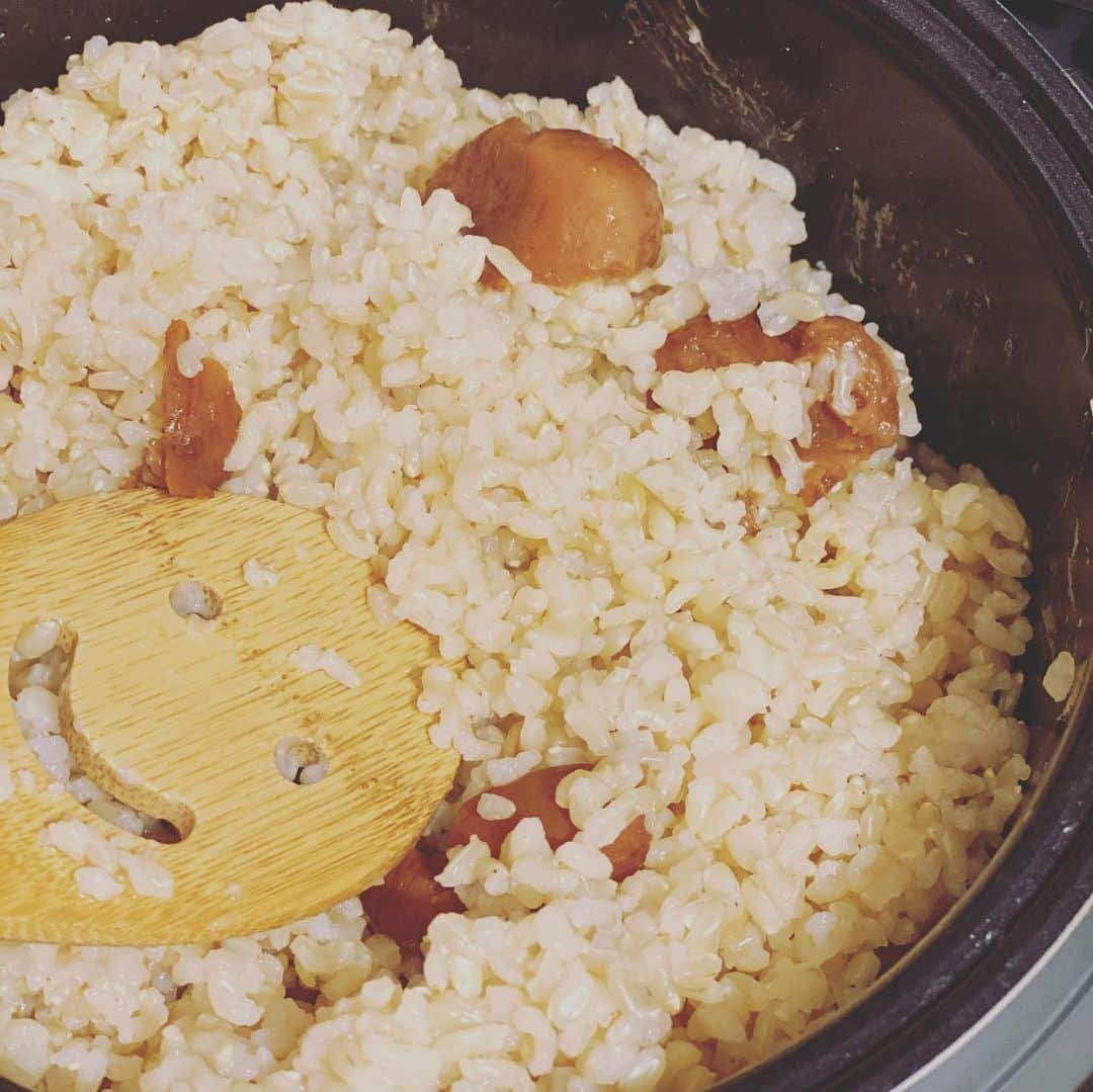 吉野紗香さんのインスタグラム写真 - (吉野紗香Instagram)「It is even more delicious if you soak the rice in water before cooking🍚✨ It is even more delicious if you add plum/Umeboshi to rice and cook🧑🏻‍🍳💕✨ ご飯は炊く前にお水に浸けて置きます🍚✨梅干しを一緒に入れて炊くのも美味しいです🧑🏻‍🍳💕✨ #brownrice #plum #umeboshi #ricekooker #necessities #玄米　#梅干し　#炊飯器　#必需品」5月31日 14時15分 - sayakayoshino_official