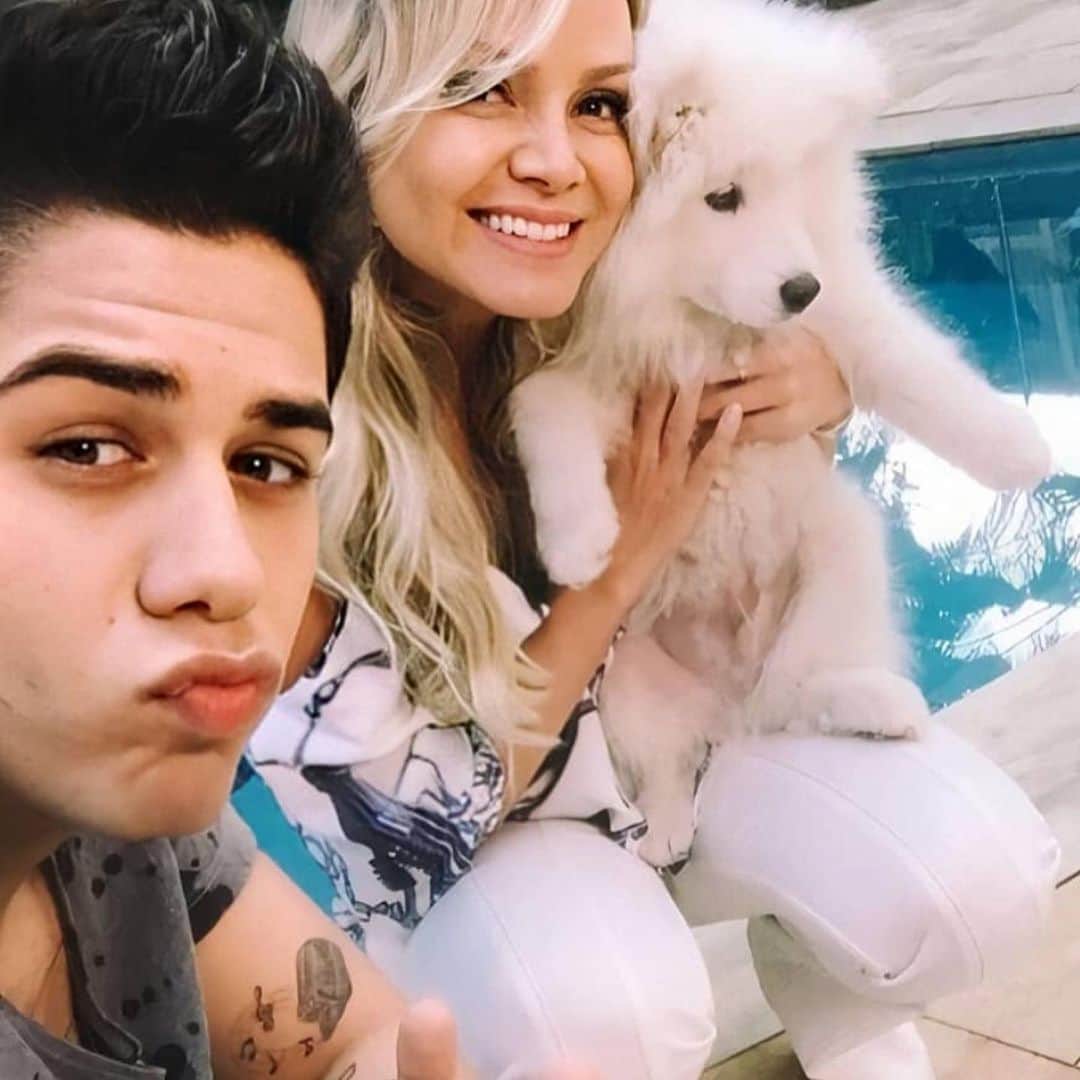 Eliana Michaelichin Bezerraさんのインスタグラム写真 - (Eliana Michaelichin BezerraInstagram)「Seguraaaaaaa que o nosso programa hoje está cheio de boas histórias para rir e se emocionar. Você vai entrar na casa e na intimidade de @zefelipecantor com sua família, o paizão @leonardo e a mãe gata @poliana tbm estarão com a gente e um encontro inesquecível na fazenda e no palco com @eduardocosta, qua vai abrir o seu coração, e @leonardo. Tá bom demais!!! Espero vcs às 15h, no SBT. #quarentena #familiareunida #eliana #zefelipe #leonardo #poliana #educosta #programaeliana」6月1日 1時30分 - eliana