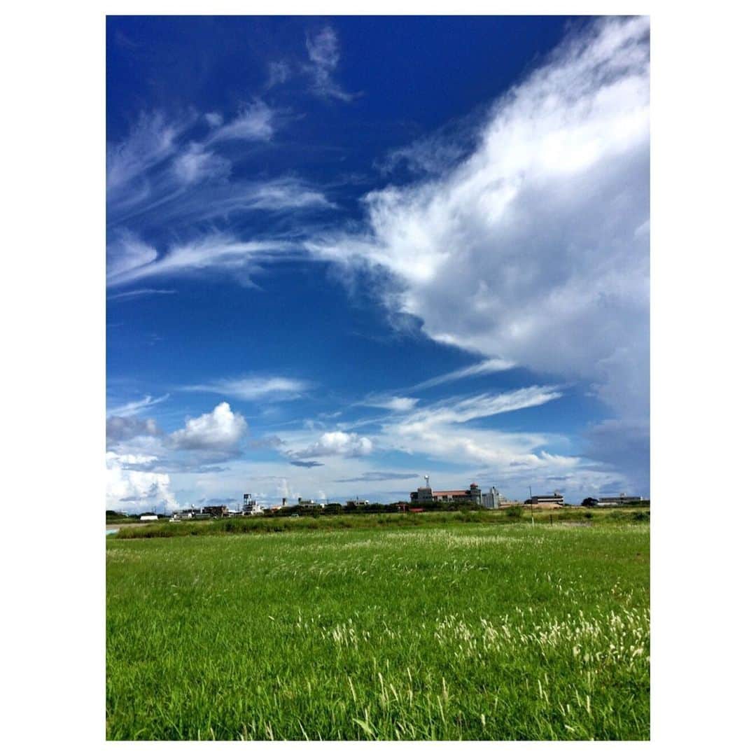 東里梨生さんのインスタグラム写真 - (東里梨生Instagram)「石垣島の同級生が 送ってくれた石垣の風景。  青い。碧い。  癒される👍  ありがとう‼️ 最後に ヒージャー（山羊）の写真も送られてきた笑 なんとも言えん表情がよい😂  あ、ここ数日 息子は ヒージャーチャレンジに、 チャレンジすらさせてくれません。。 #石垣島 #まさに #夏空の下 #そんな感じの写真 #ここに寝っ転がりたーい！」6月1日 0時06分 - aizatorio_yanawaraba