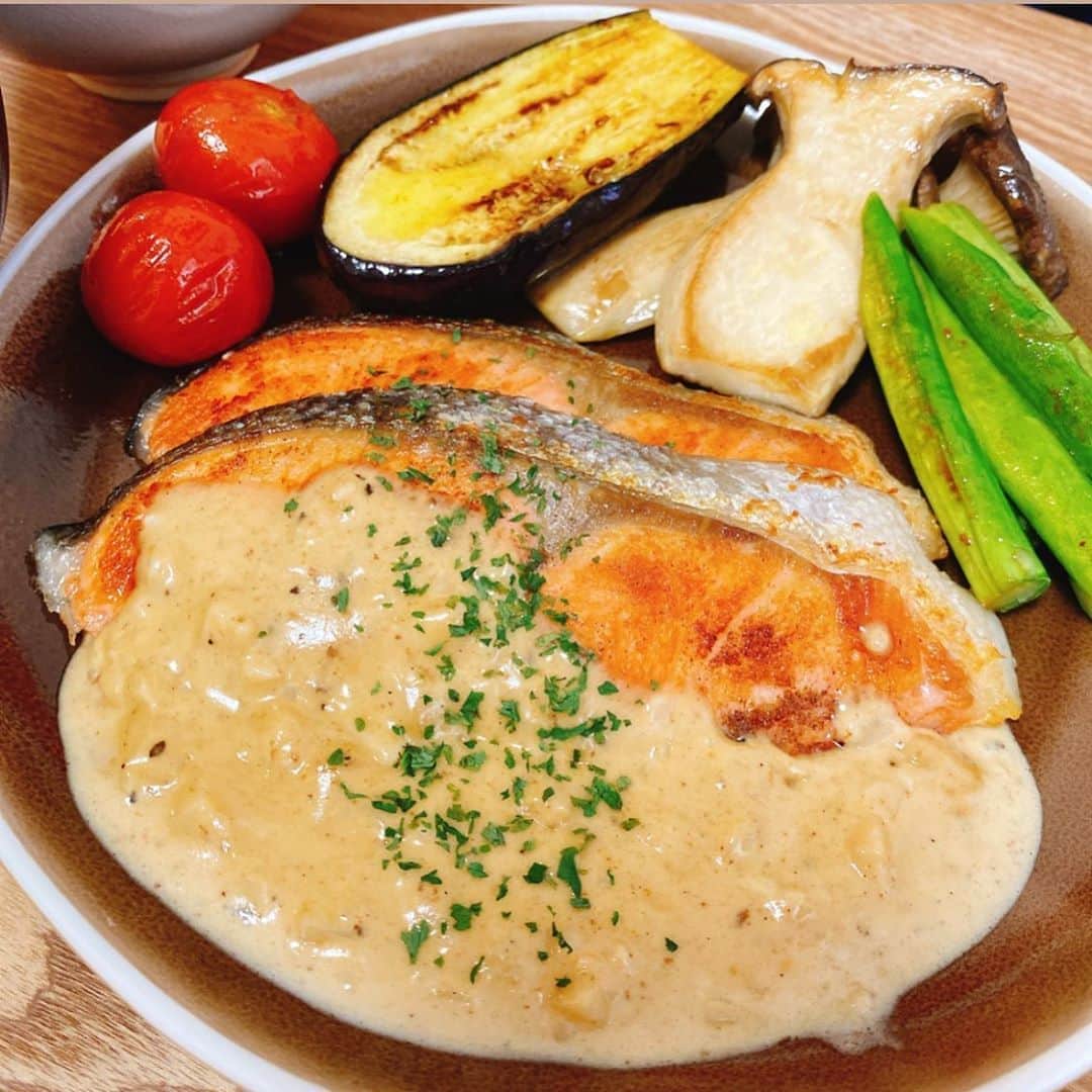 吉江瞳のインスタグラム：「よし飯❤️ 今日はトレーニングしたからタンパク質！ ソースはあいちゃんに教えてもらったソース❤️ 美味しくできたー❤️満足😋 ありがとう😋 #よし飯 #サーモンのソテー #うまうま #タンパク質 #夏までに痩せたい」