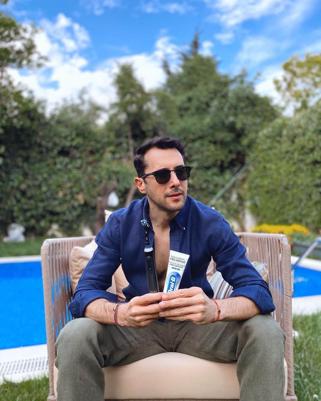 Sezgin YILMAZのインスタグラム：「Herkese iyi Pazarlar! Benimle birlikte Oral B kullanmaya başlayanların diş ve diş etlerindeki farka inanamadığına eminim. Bilmeyenler için ufak bi tüyo; @oralbtr ’nin akıllı diş fırçası ve macunu, size her gün diş hekimi temizliği hissi veriyor! Bu ikiliyi denemeyen kalmasın diye bir de sürprizim olacak 😉 Hikayeme bekliyorum.. #bildikleriniziunutun #oralbpower #oralbdismacunu #işbirliği」