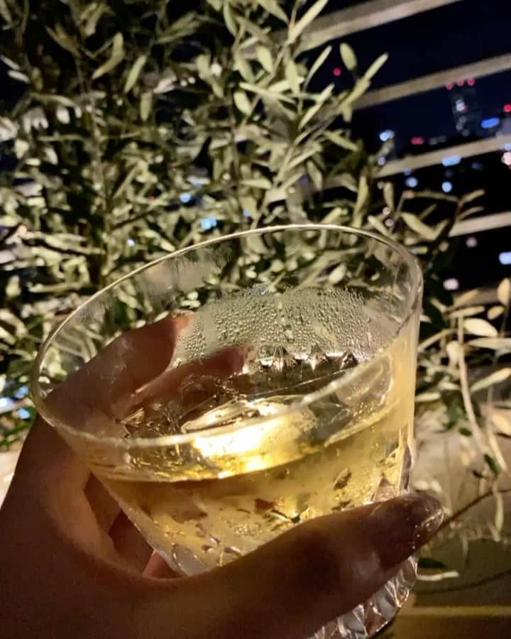 山名未紗のインスタグラム：「#whiskey 大好きなwhiskey🥃 #宅飲み ベランダが心地よい季節。 #bowmore  @baccarat」
