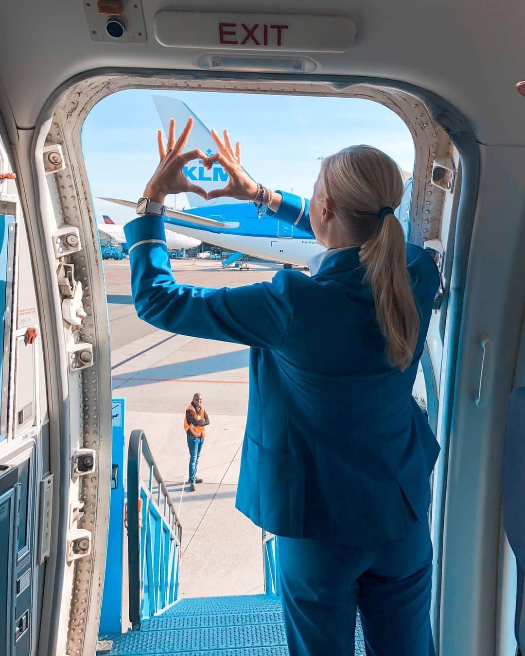 KLMオランダ航空さんのインスタグラム写真 - (KLMオランダ航空Instagram)「Today is International Flight Attendant Day and so we would like to thank all our dedicated crew members for making it a priority to bring all passengers home safely! 💙 📸 by @runningangelfrouke.nl  #KLM #internationalflightattendantday #crew」6月1日 0時28分 - klm