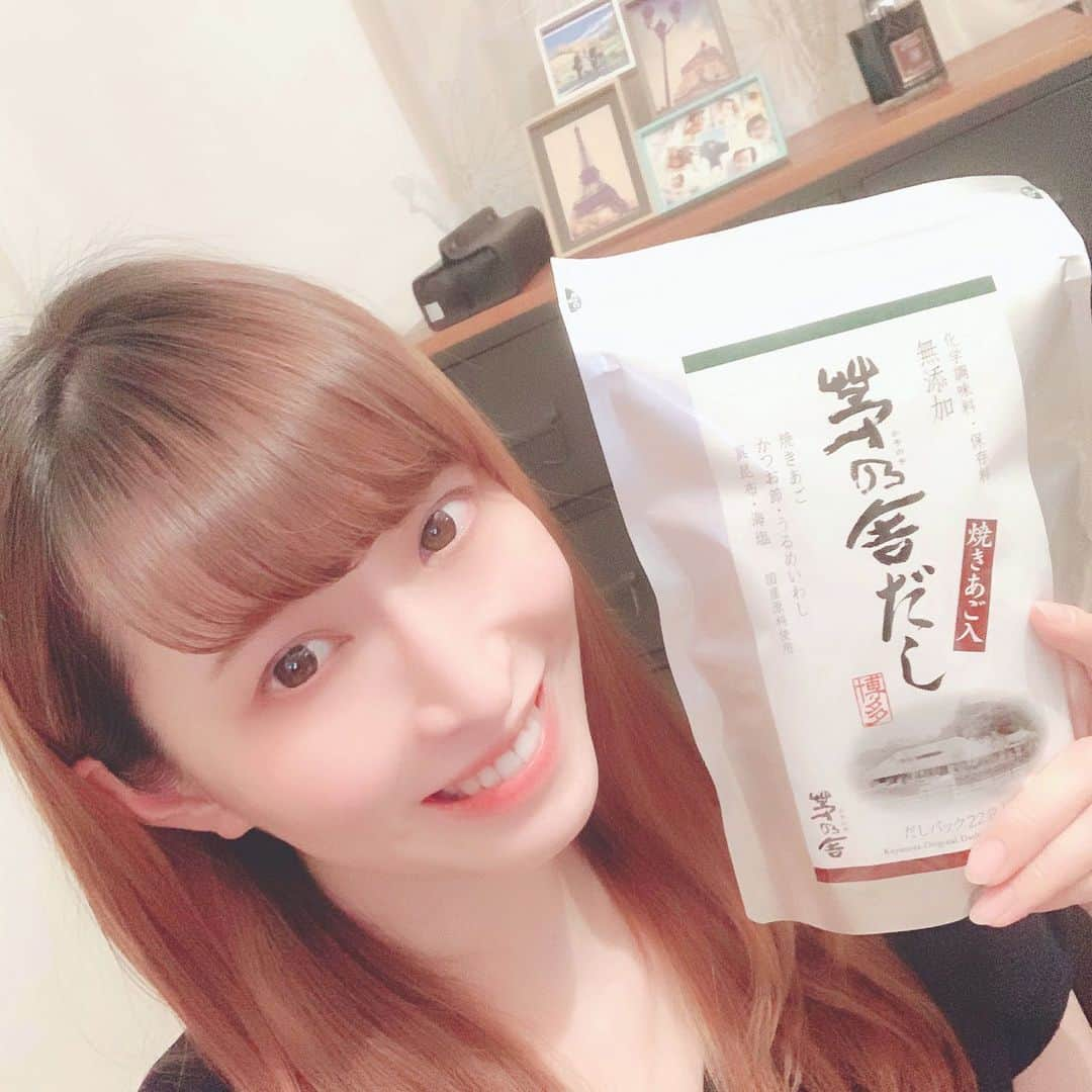 名塚佳織さんのインスタグラム写真 - (名塚佳織Instagram)「‎ ‪(∩˶ˊ ᗜˋ˵∩)‬ 大好きな 茅乃舎さんの お出汁を お友達から いただいたので 早速… ‎＊きのこいっぱい炊込みご飯 ‎＊大根と豚バラ煮 ‎作りました(ت) ⭐︎ ‎豚バラ煮の味付けは お出汁に… ちょっぴりの岩塩と 粗挽き胡椒のみ♡ ⭐︎ ‎お出汁と豚バラの味が ジュワ〜ッと 大根にしみて… 最高♡ ⭐︎ ‎大根の皮は にんじんと一緒に きんぴらに♪ ‎⁦‪#おうちごはん‬⁩ #茅乃舎  #お出汁  #最高」6月1日 0時31分 - nazuka_kaori424