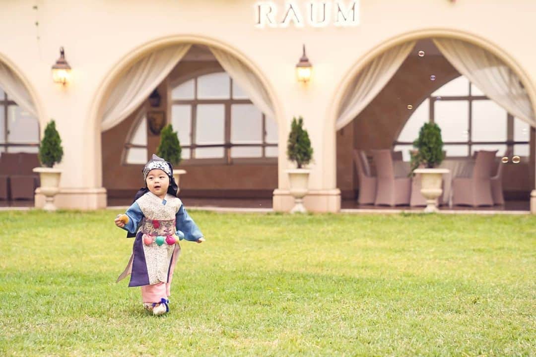 ミン・ヨンウォンのインスタグラム：「민서의 첫 생일 파티🥰🥰🥰 . 첫아기라서 정말 볼때마다 감동으로 벅차오르네요. 엄마 껌닥지여서 다리는 퉁퉁붓고 오늘 팔이 바들바들 떨립니다.....#바들바들 . 시기가 시기인 만큼..조심 또 조심..방역과 마스크 착용  열체크 거리두기 좌석 ..😷😷😷 . 진짜 목숨걸고 와주신 모든분들께 진심으로 감사드립니다. ❤🧡💛 . 은혜갚으면서 살겠습니다. . 민서 돌잔치 사진으로 도배예정입니다.사진 받을때마다 올릴께요 ㅋ . . 민서 마니 사랑해주시고 축복해주셔서 감사드려요~~!!!😍😍😍 . . #바시움스튜디오 #헤어메이컵 #끌림 #꼬메로 #돌잔치 #돌 #첫생일 #첫생파 #돌끝맘 #14갤아기 #나도이제돌끝맘 #껌딱지 #아기모델 #돌아기  #돌잔치준비 #드레스 #돌잔치드레스 #이브닝드레스  #소통 #맞팔 #오오티디」