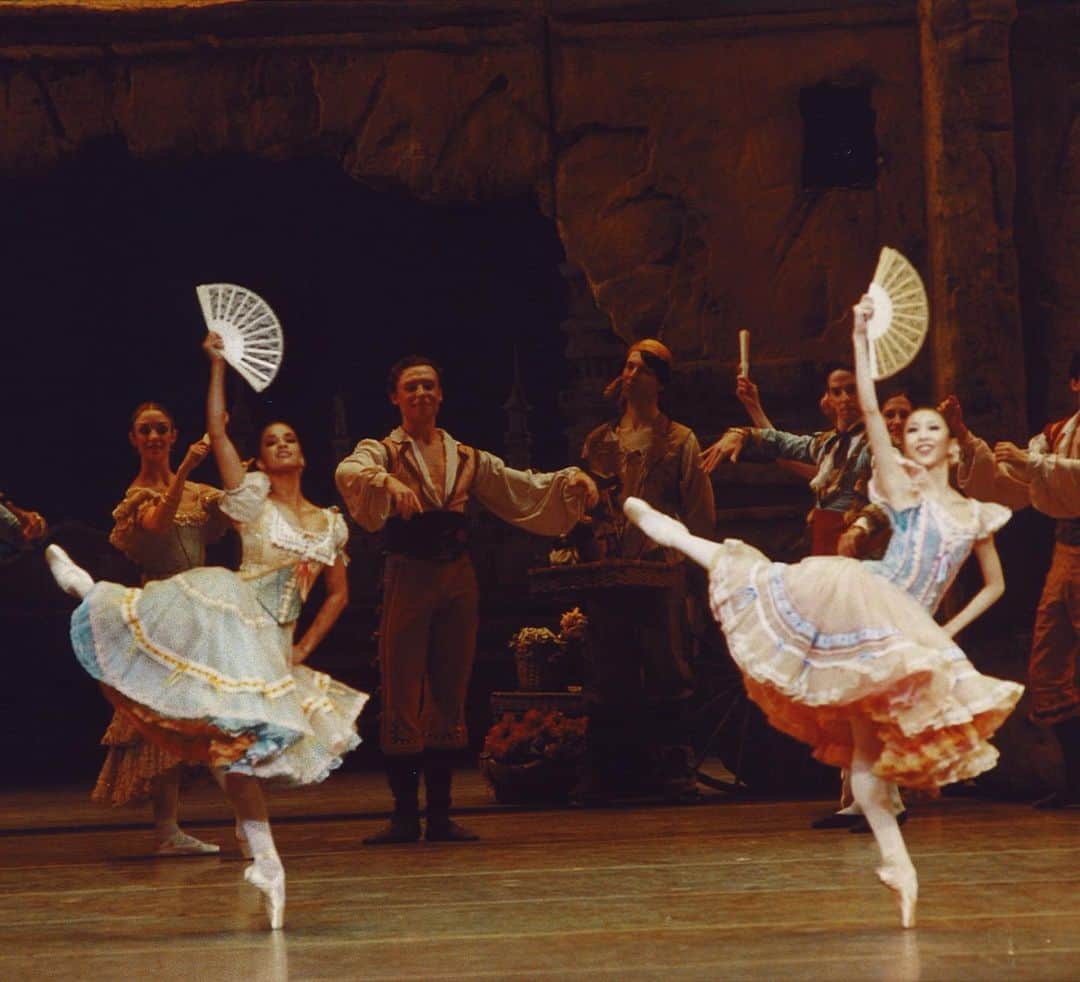 のインスタグラム：「@mistyonpointe and I twining together♥️ From the Met stage with @abtofficial in 2005. We were both babies.  2005年ABTよりミスティと。ミスティとはドンキのキトリの友人をよく一緒に踊っていました♥️ まだまだベイビーバレリーナの頃。  #love #friendship #friend #ballet #ballerina #donquixote #weareone #バレエ　#バレリーナ　#ドンキ #ドンキホーテ #友達」