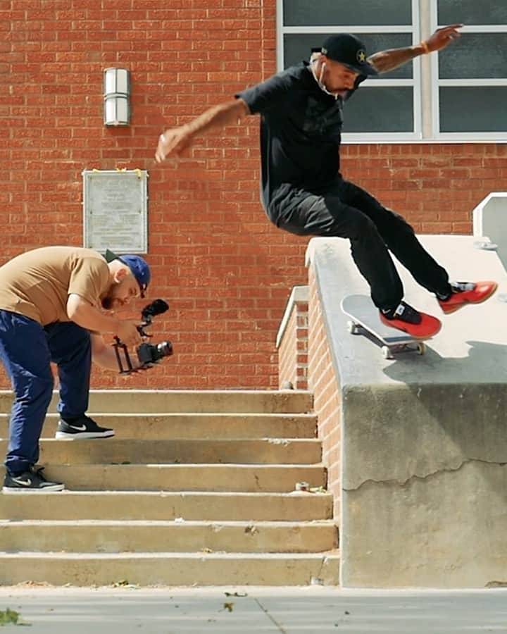 マニー・サンティアゴのインスタグラム：「Tomorrow IGTV “JUNE 1st” 9am」
