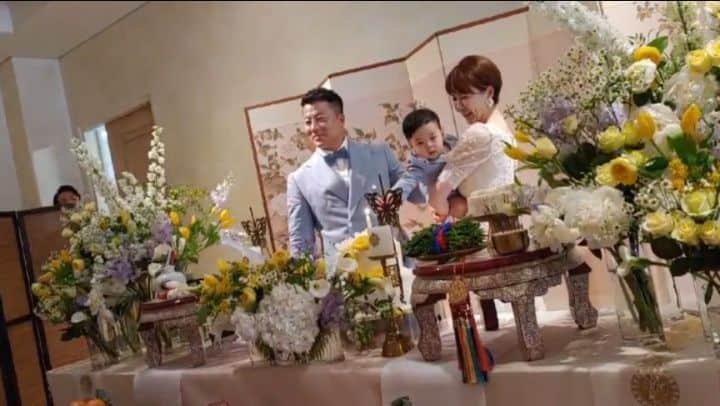 ミン・ヨンウォンのインスタグラム：「민서의 첫 생일 파티🥰🥰🥰 . 시기가 시기인 만큼..조심 또 조심..방역과 마스크 착용  열체크 거리두기 좌석 ..😷😷😷 . 진짜 목숨걸고 와주신 모든분들께 진심으로 감사드립니다. ❤🧡💛 . 은혜갚으면서 살겠습니다. . 민서 돌잔치 사진으로 도배예정입니다.사진 받을때마다 올릴께요 ㅋ . . 민서 마니 사랑해주시고 축복해주셔서 감사드려요~~!!!😍😍😍 . . #바시움스튜디오 #헤어메이컵 #끌림 #꼬메로 #어바웃돌 #돌잔치 #돌 #첫생일 #첫생파 #돌끝맘 #14갤아기 #나도이제돌끝맘 #껌딱지 #아기모델 #돌아기  #돌잔치준비 #드레스 #돌잔치드레스 #이브닝드레스  #소통 #맞팔 #오오티디  #1stbirthday #babygucci #dress #family #party」
