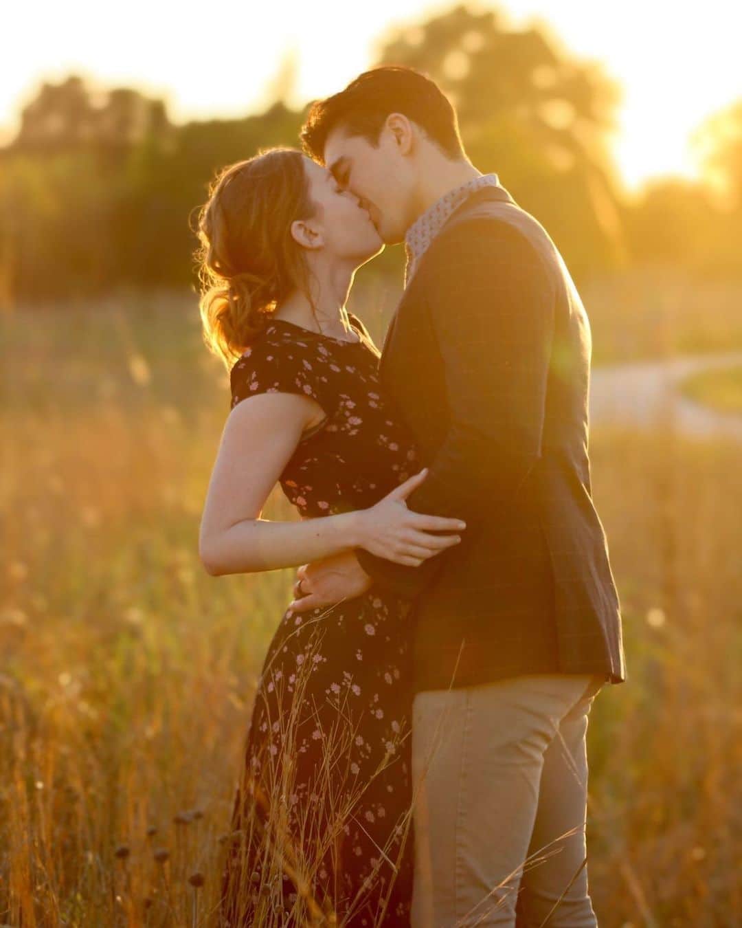 アレックス・ブノワのインスタグラム：「By the way, we’re engaged!」