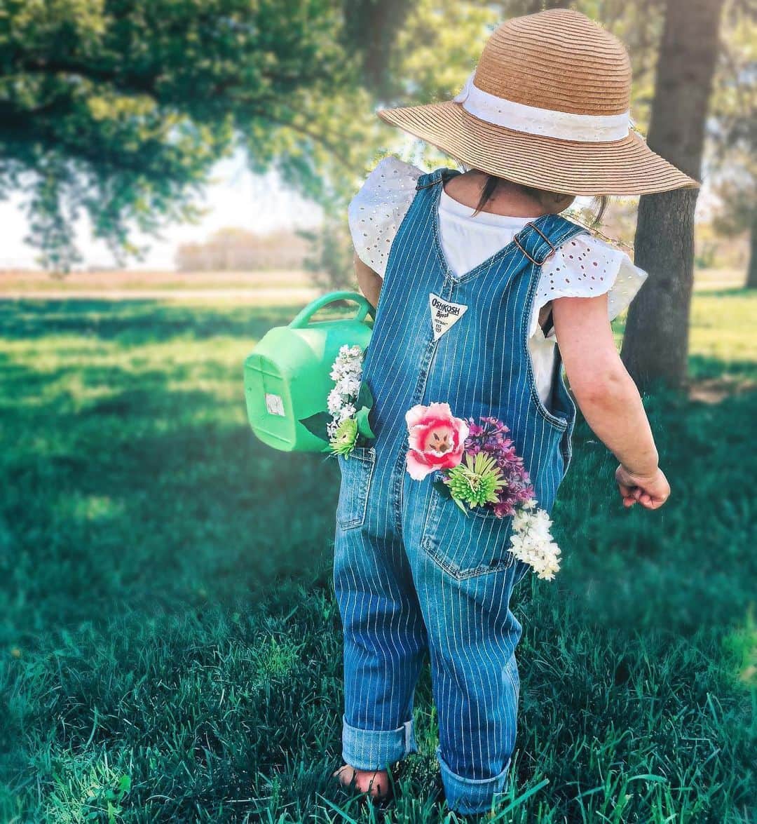 オシュコシュさんのインスタグラム写真 - (オシュコシュInstagram)「The perfect summer accessory for #overalls? Flowers, of course! 🌸🌼🌷 #tinygardener #freshflowers #oshkoshkids 📷: @kaydeturk」6月1日 0時57分 - oshkoshkids