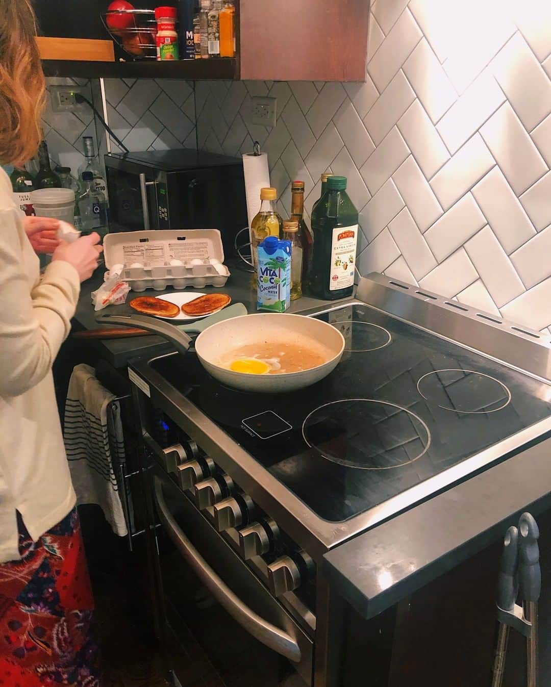Vita Coco Coconut Waterのインスタグラム：「Here's a photo of me supervising brunch:」