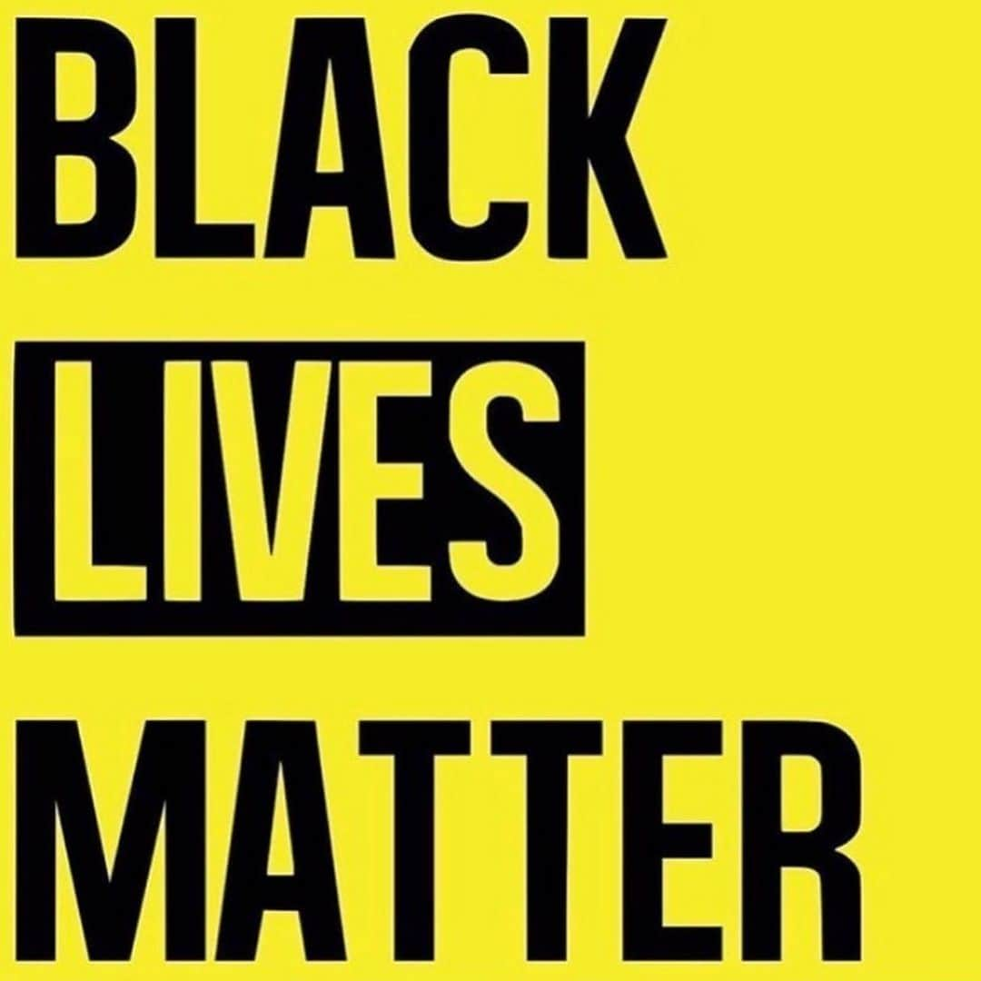 オードリー・ウィットビーのインスタグラム：「#blacklivesmatter #defundthepolice」