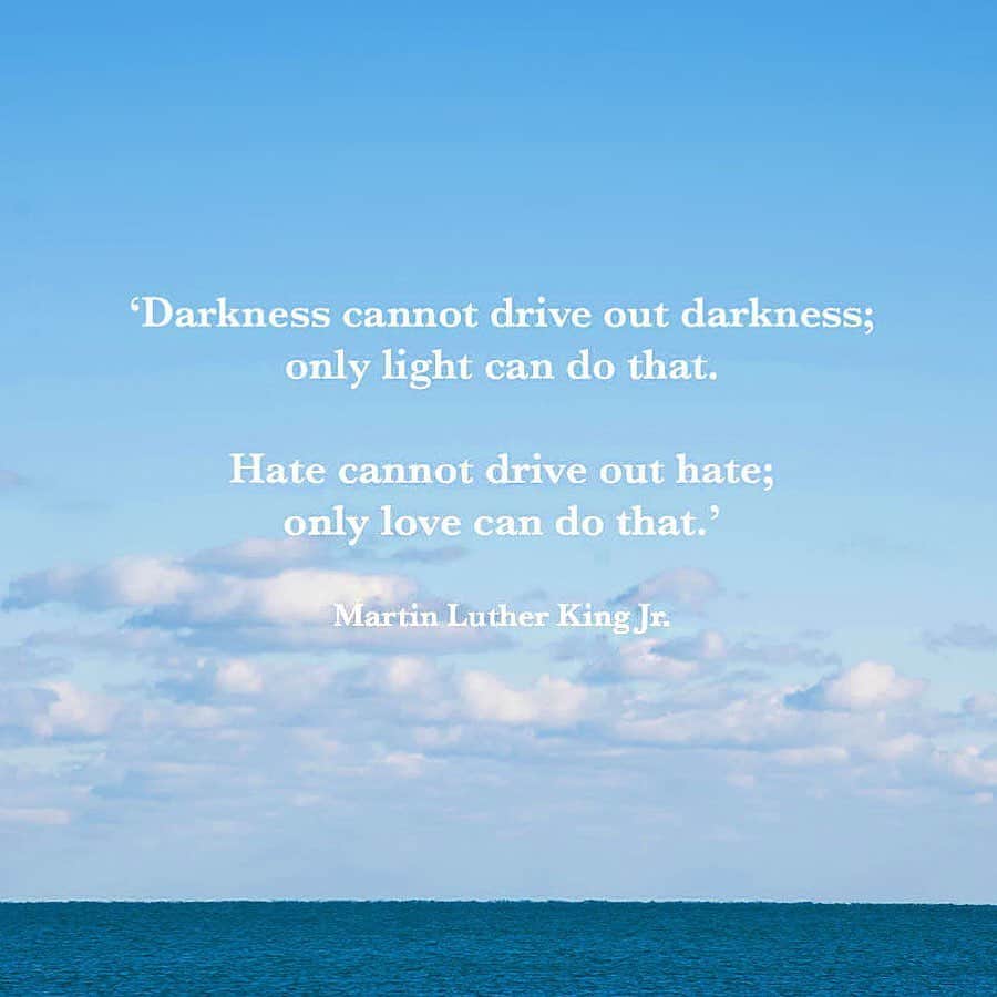 マンディー・ジルーのインスタグラム：「I encourage everyone to always lead from a place of love and light. I urge you to educate yourself on racism, do your part, use your voice and take positive, meaningful  action.⁣⁣⁣⁣⁣⁣⁣⁣⁣⁣⁣⁣⁣ ⁣⁣⁣⁣⁣⁣⁣⁣⁣⁣⁣⁣⁣ We must stand up for what’s right and stand strong together. Together we can do so much and it’s time for change. #BlackLivesMatter #Justice #Equality #Change #WeAreInThisTogether #IStandWithYou ✊🏻✊🏼✊🏽✊🏾✊🏿」