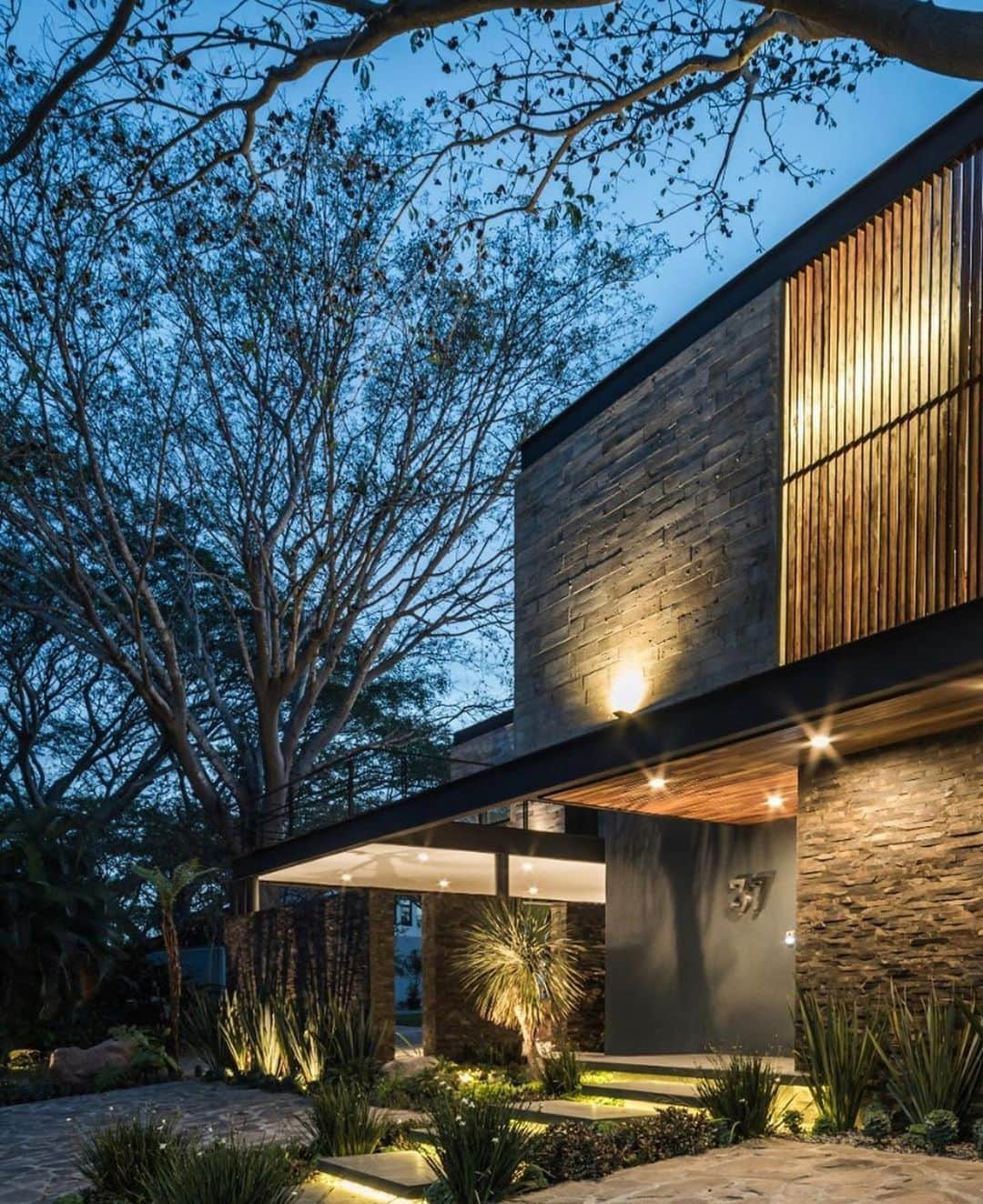 Architecture - Housesさんのインスタグラム写真 - (Architecture - HousesInstagram)「Kalyvas house designed by @difrenna.arquitectos  Las Parotas, Colima, Mexico  Photographer: @oscarq_hdz . . . #colima #mexico #arquitectura #architecture #design #project #home #homes #arquitecturamx #concrete #concretedesign #fachada #facade #stonehouse #designer #amazinghomes #modernhome #architektur #arquitetura #diseño」6月1日 1時21分 - _archidesignhome_