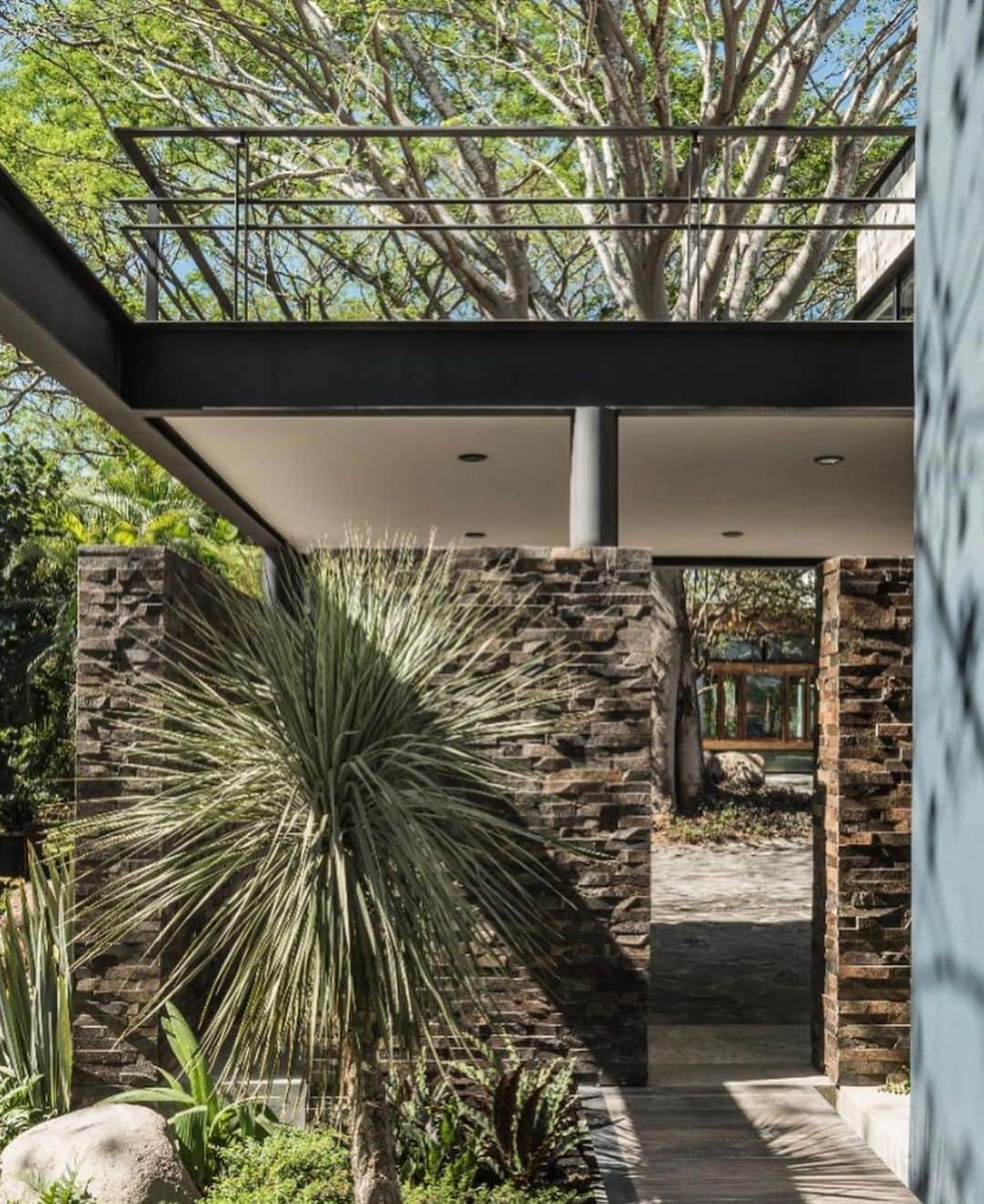 Architecture - Housesさんのインスタグラム写真 - (Architecture - HousesInstagram)「Kalyvas house designed by @difrenna.arquitectos  Las Parotas, Colima, Mexico  Photographer: @oscarq_hdz . . . #colima #mexico #arquitectura #architecture #design #project #home #homes #arquitecturamx #concrete #concretedesign #fachada #facade #stonehouse #designer #amazinghomes #modernhome #architektur #arquitetura #diseño」6月1日 1時21分 - _archidesignhome_