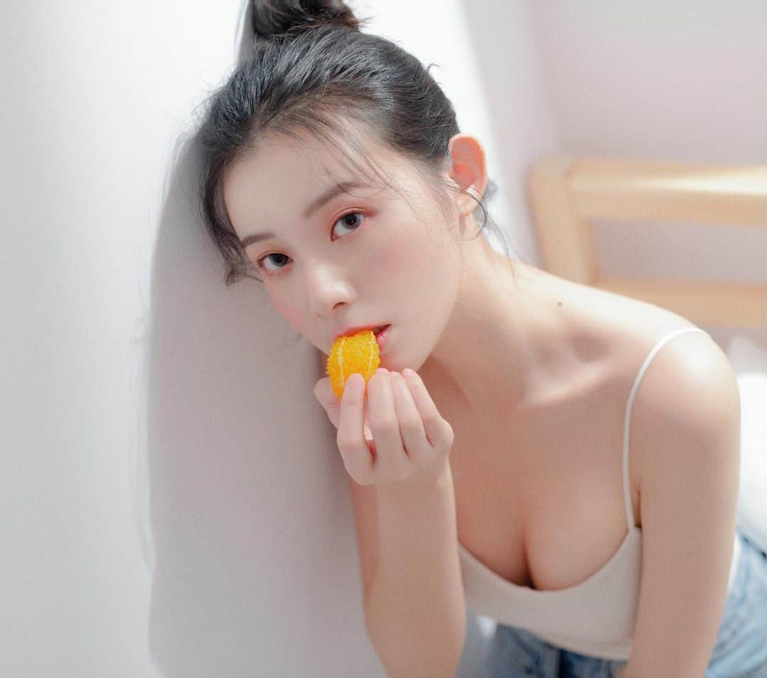 張香香のインスタグラム：「🍊🍊🍊 - 差點忘記還有一張可以發😳 - 📷/ @gimmyfoto 💄/ @ginger_nov」