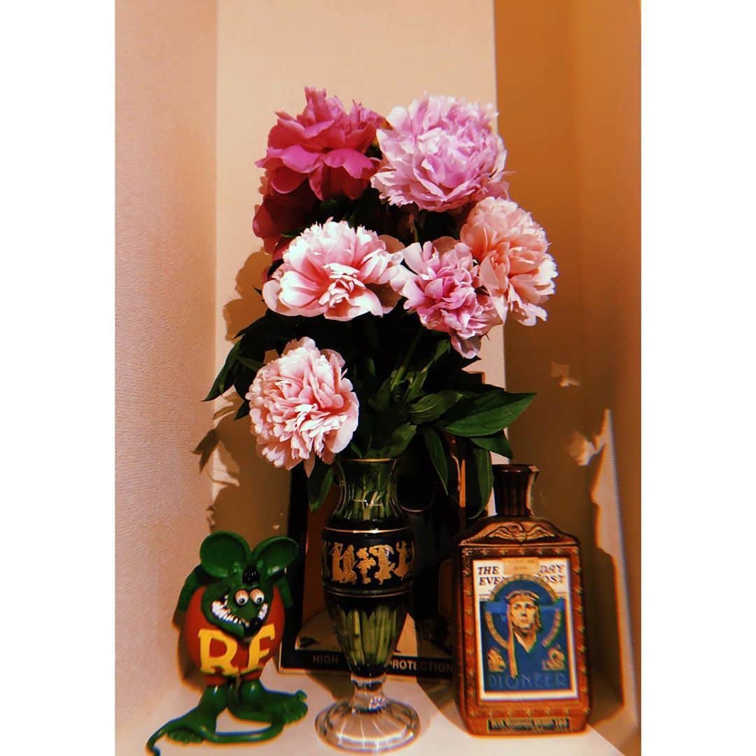 磯村勇斗さんのインスタグラム写真 - (磯村勇斗Instagram)「. 芍薬が好きになった日。  床に散る花弁は片付けずに暫くそのままにしておくよね。  美しい。」5月31日 16時26分 - hayato_isomura