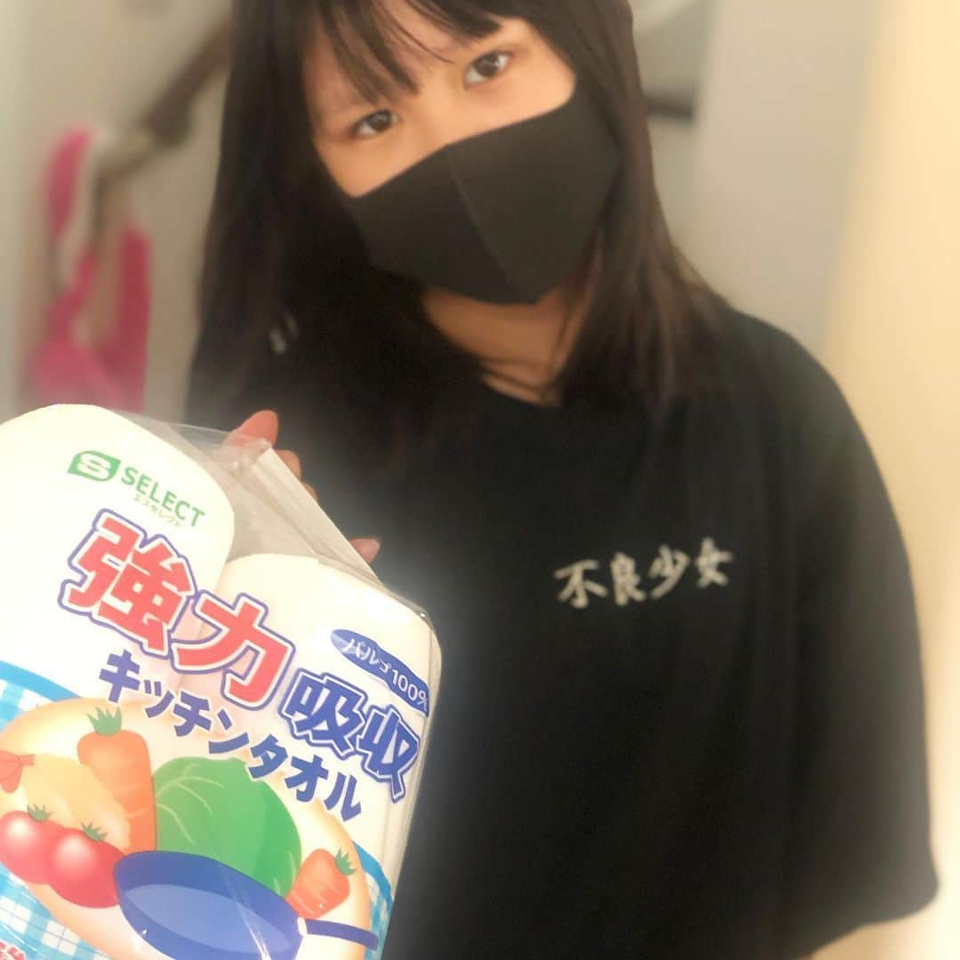 ゆわももチャンネルさんのインスタグラム写真 - (ゆわももチャンネルInstagram)「不良少女なのに、スーパーでほしいものは、キッチンペーパーです！😂 色々いつも料理を作るゆわにとって必需品なんです✌️🤣 #ゆわもも親子の日常  #不良少女 #ゆわの日常 #小学生コーデ  #小学生女子」5月31日 16時27分 - atsumi.y_m